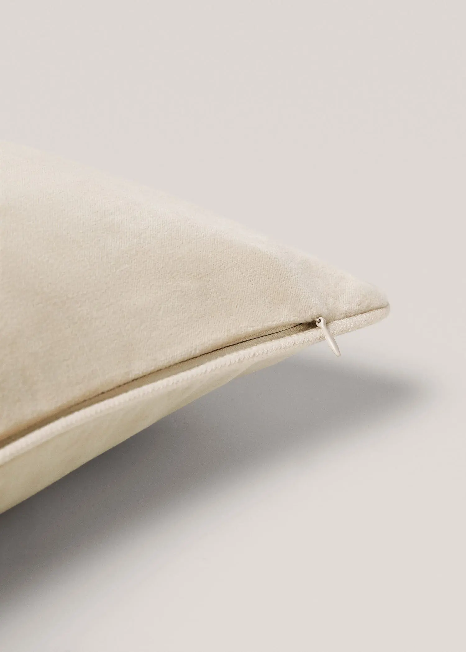 Mango Velvet cushion cover 45x45cm. 2