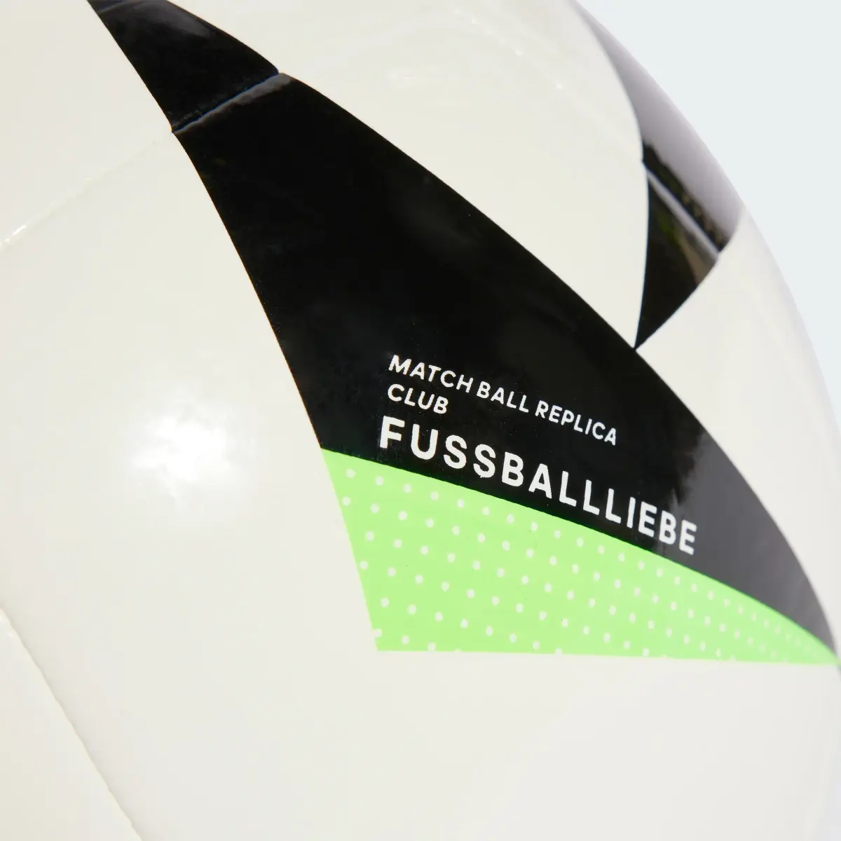 Adidas Piłka Fussballiebe Club. 3