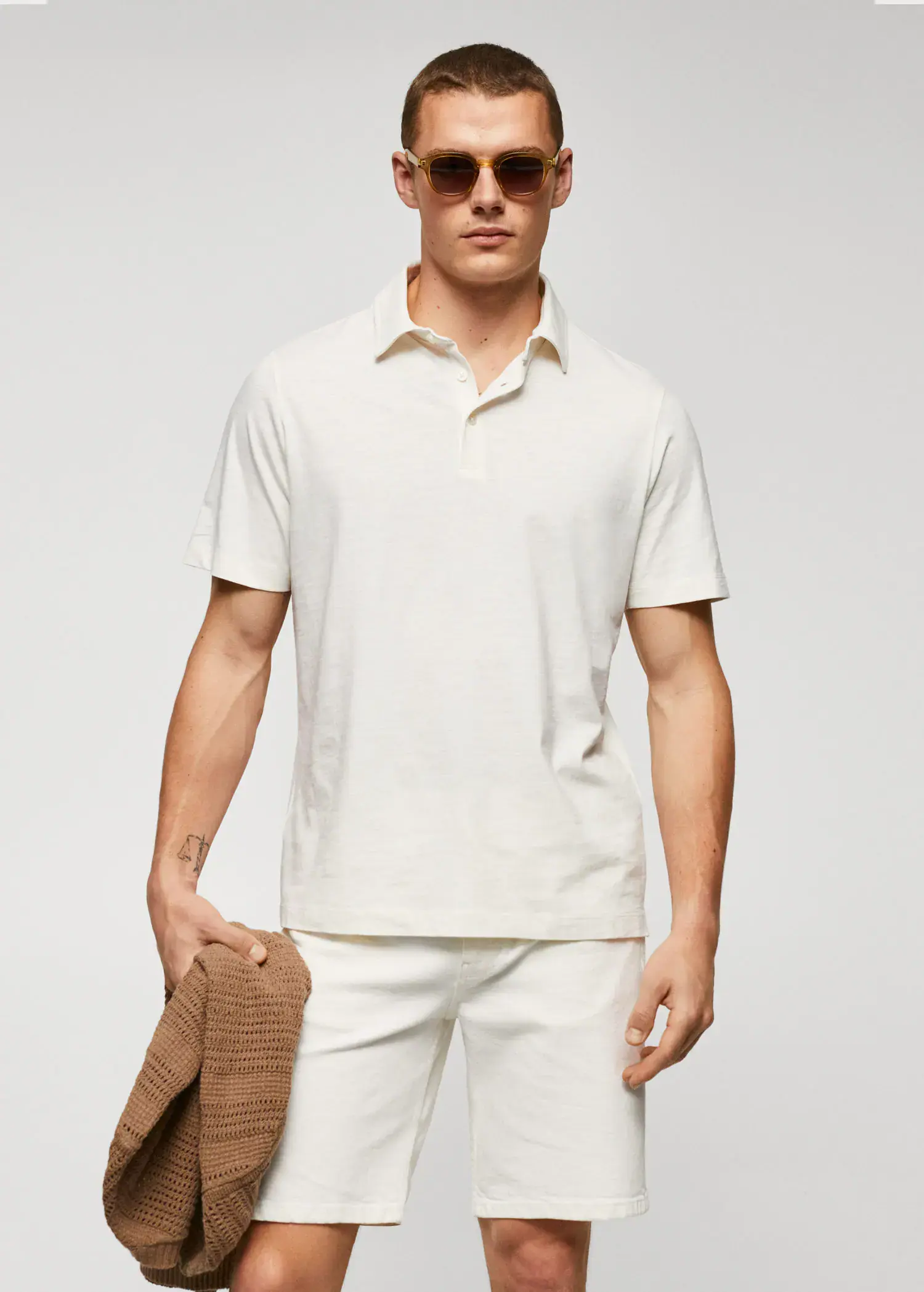 Mango 100% cotton basic polo shirt . a man in a white shirt holding a towel. 