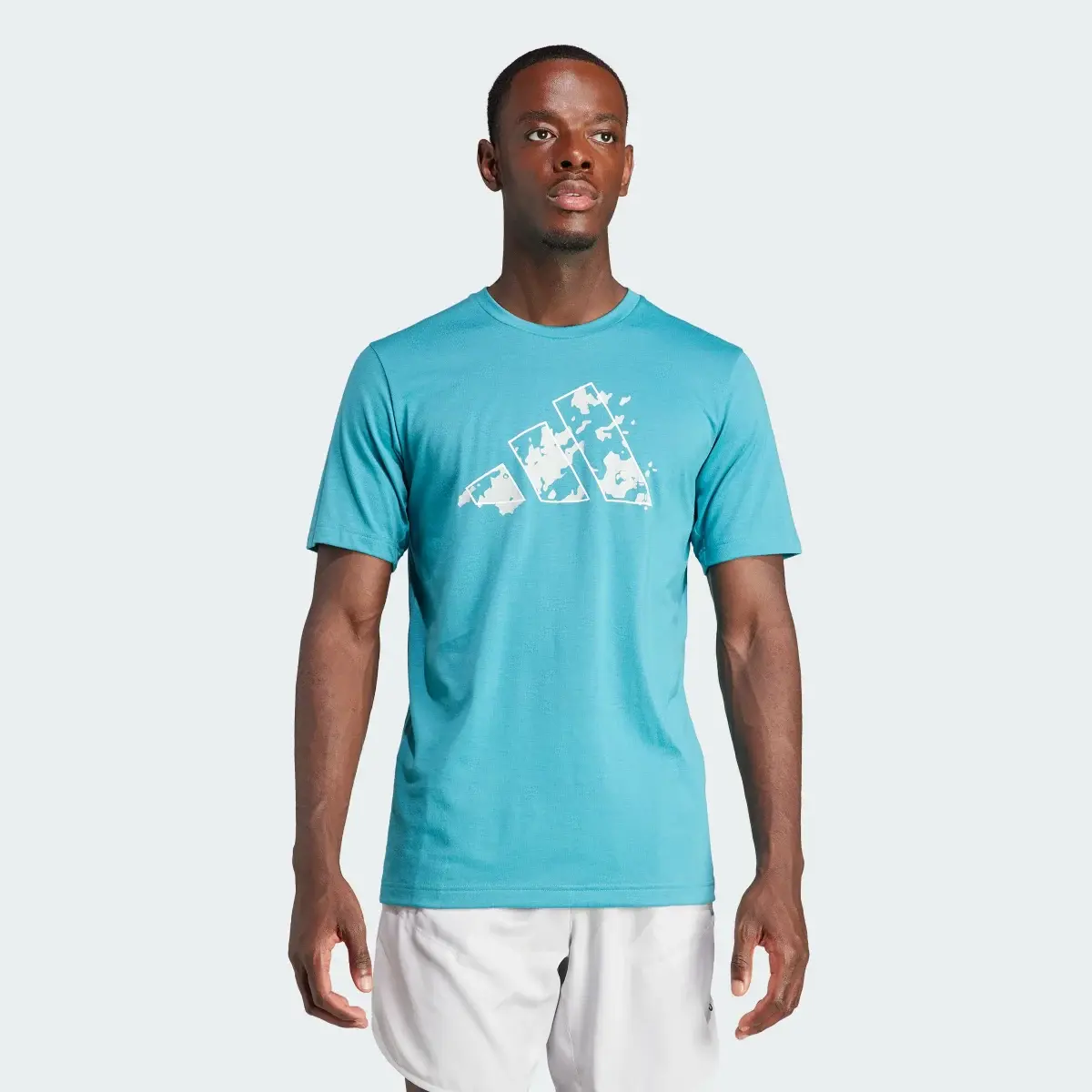 Adidas Playera de entrenamiento Essentials Seasonal Graphic Tee. 2