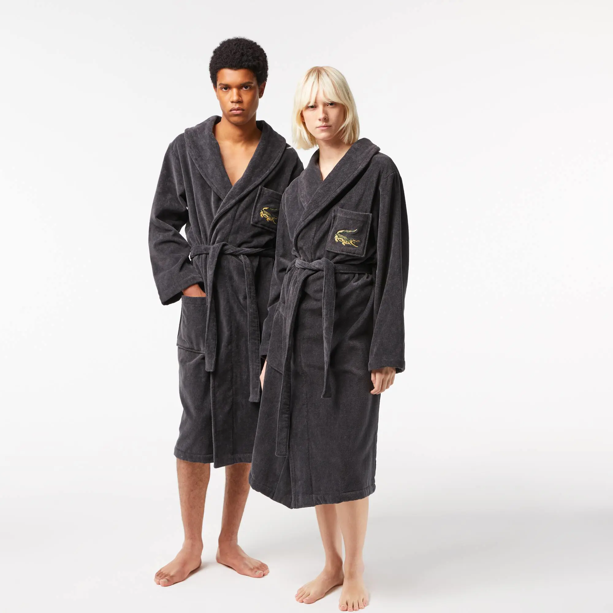 Lacoste L René Unisex Bademantel aus Frottee-Velours. 1 Lacoste L René Unisex Bademantel aus Frottee-Velours. 1