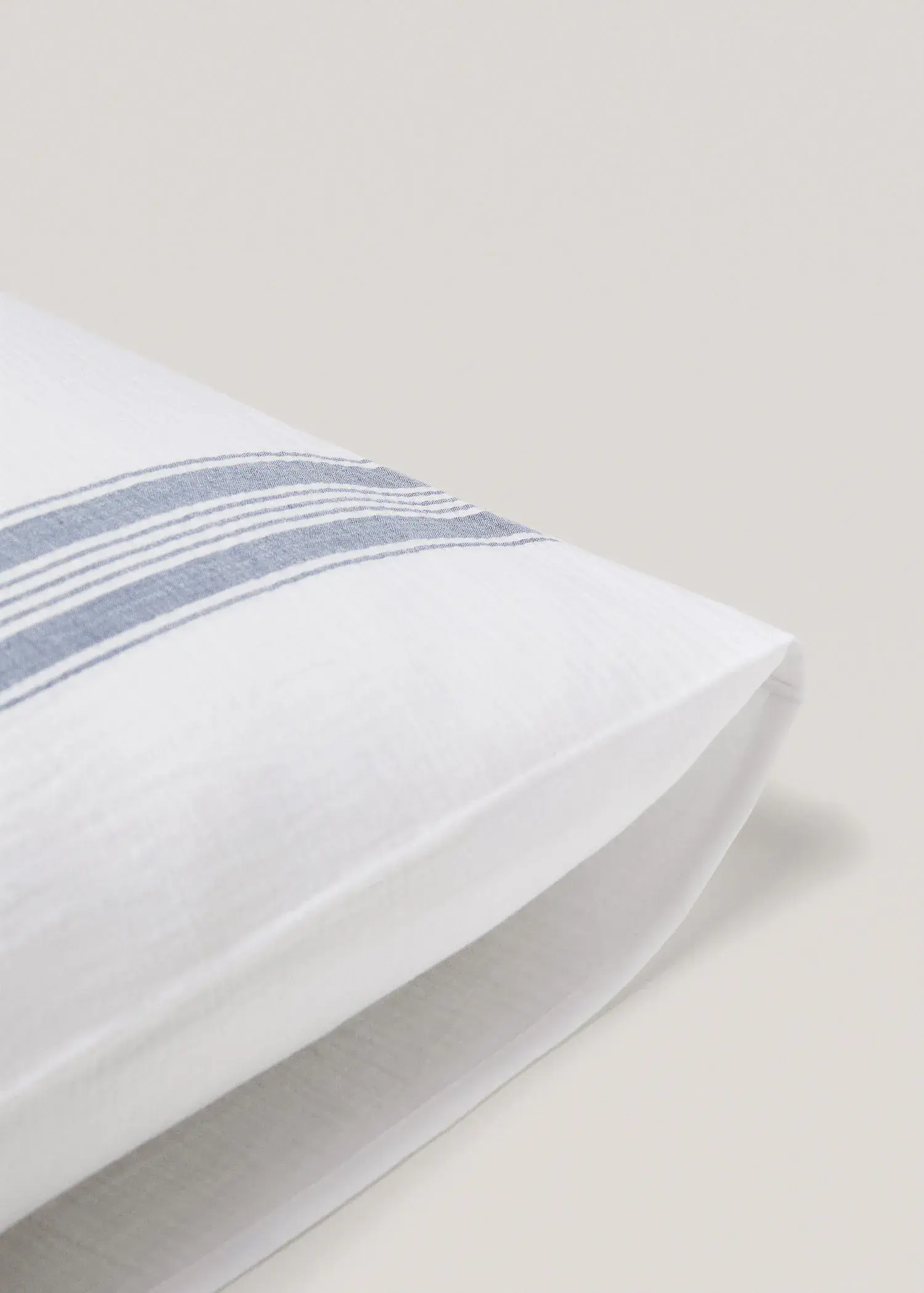 Mango Poszewka na poduszkę z teksturowanej bawełny w paski 60 x 60 cm. 3