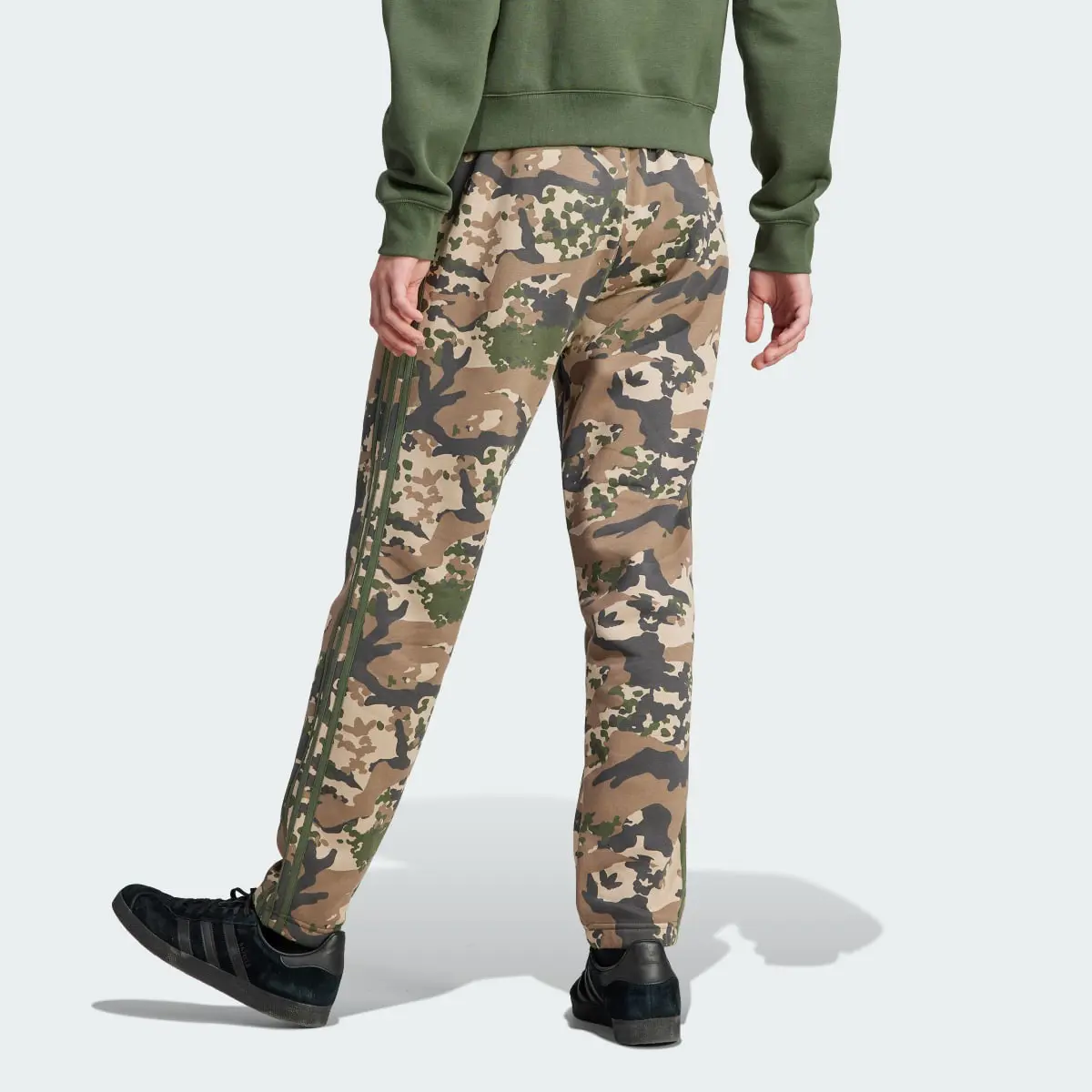 Adidas Pantalon de survêtement graphique à motif camouflage. 2