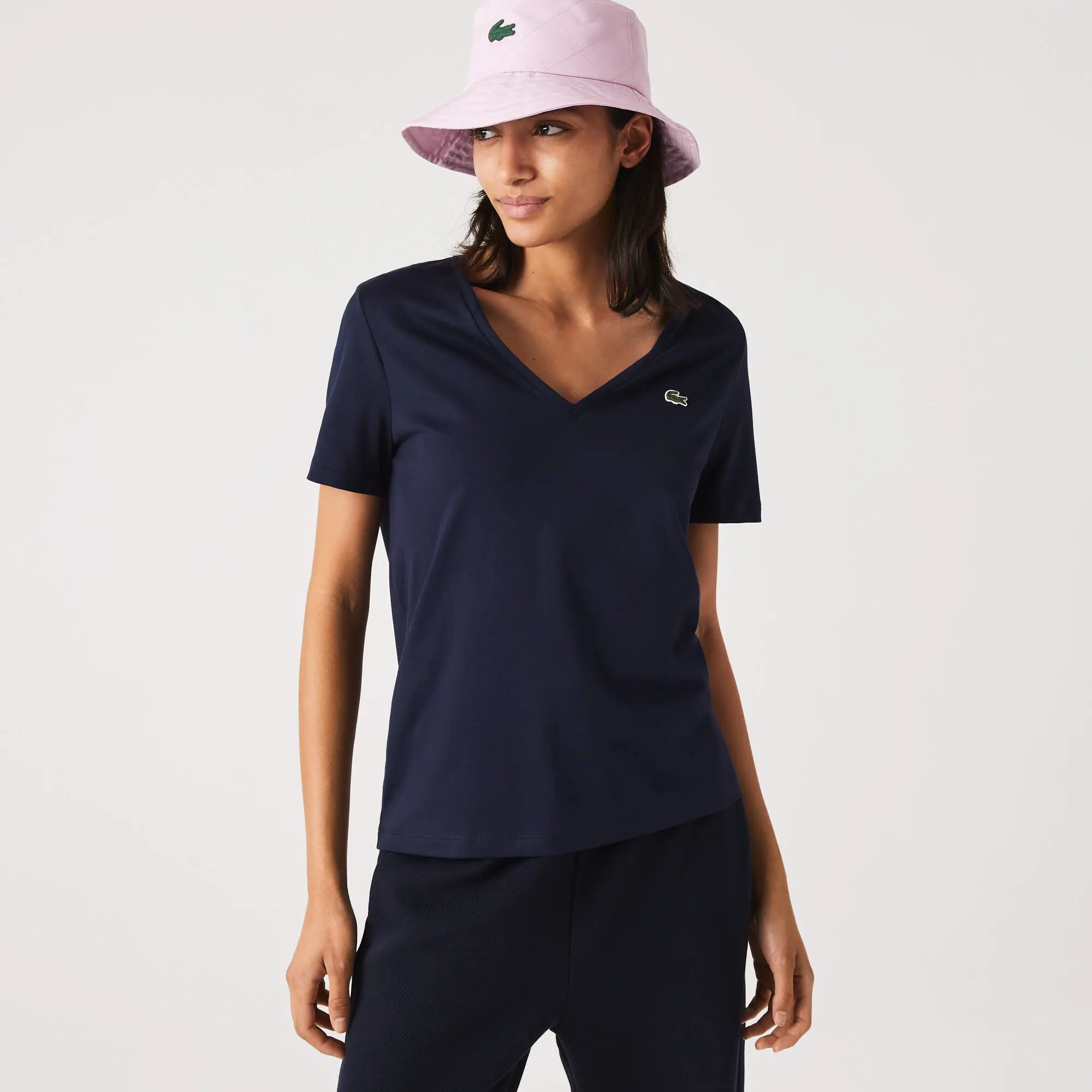 Lacoste Playera de algodón holgada con cuello en V para mujer. 1