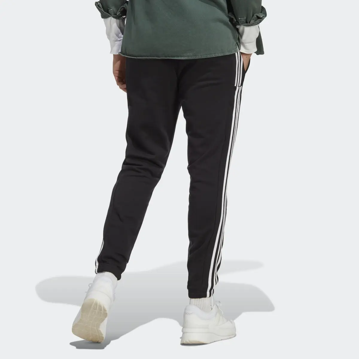 Adidas Pantalon fuselé en molleton aux chevilles élastiques et à 3 bandes Essentials. 2