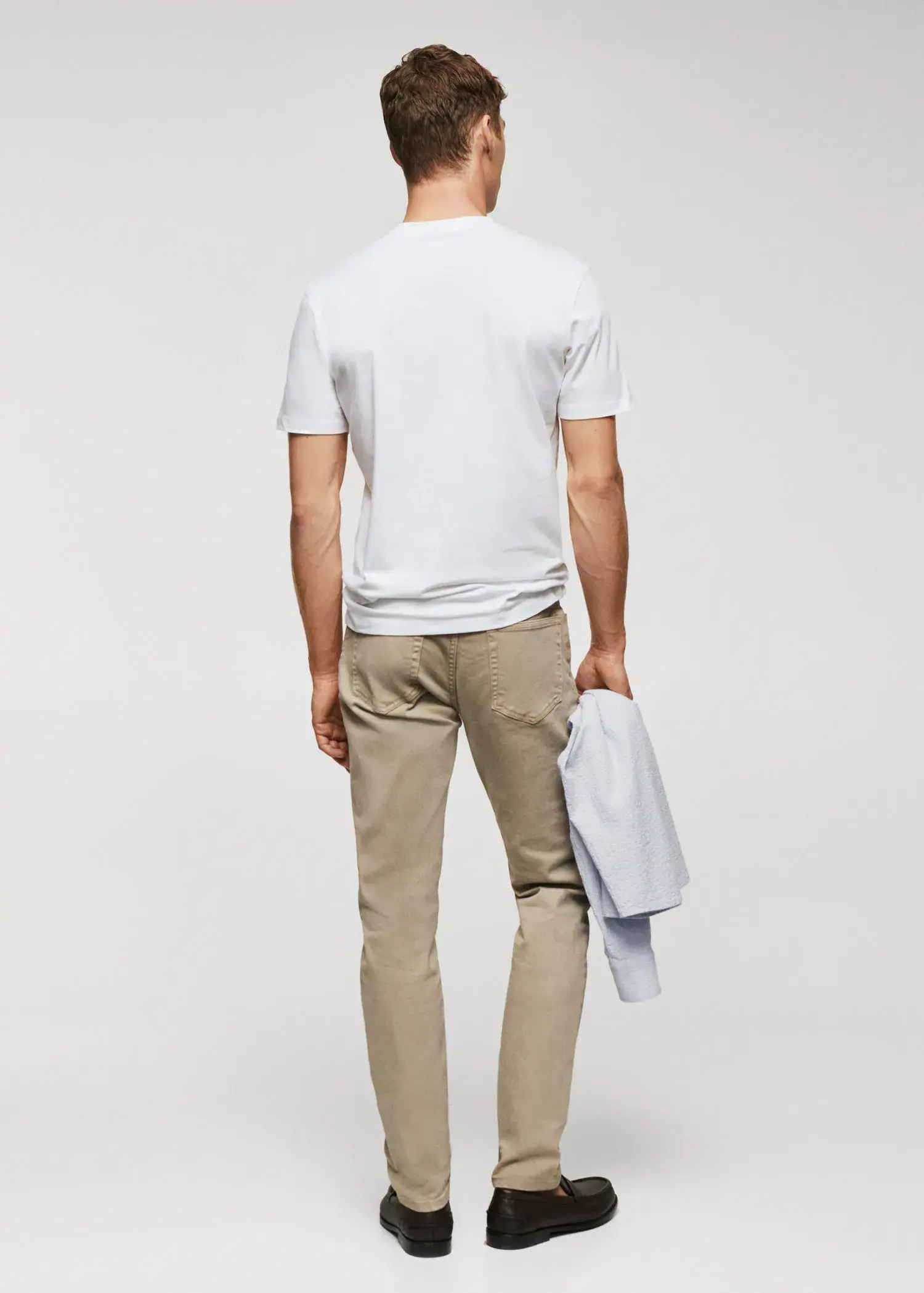 Mango Basic lightweight cotton t-shirt. a man in a white t-shirt holding a blue towel. 