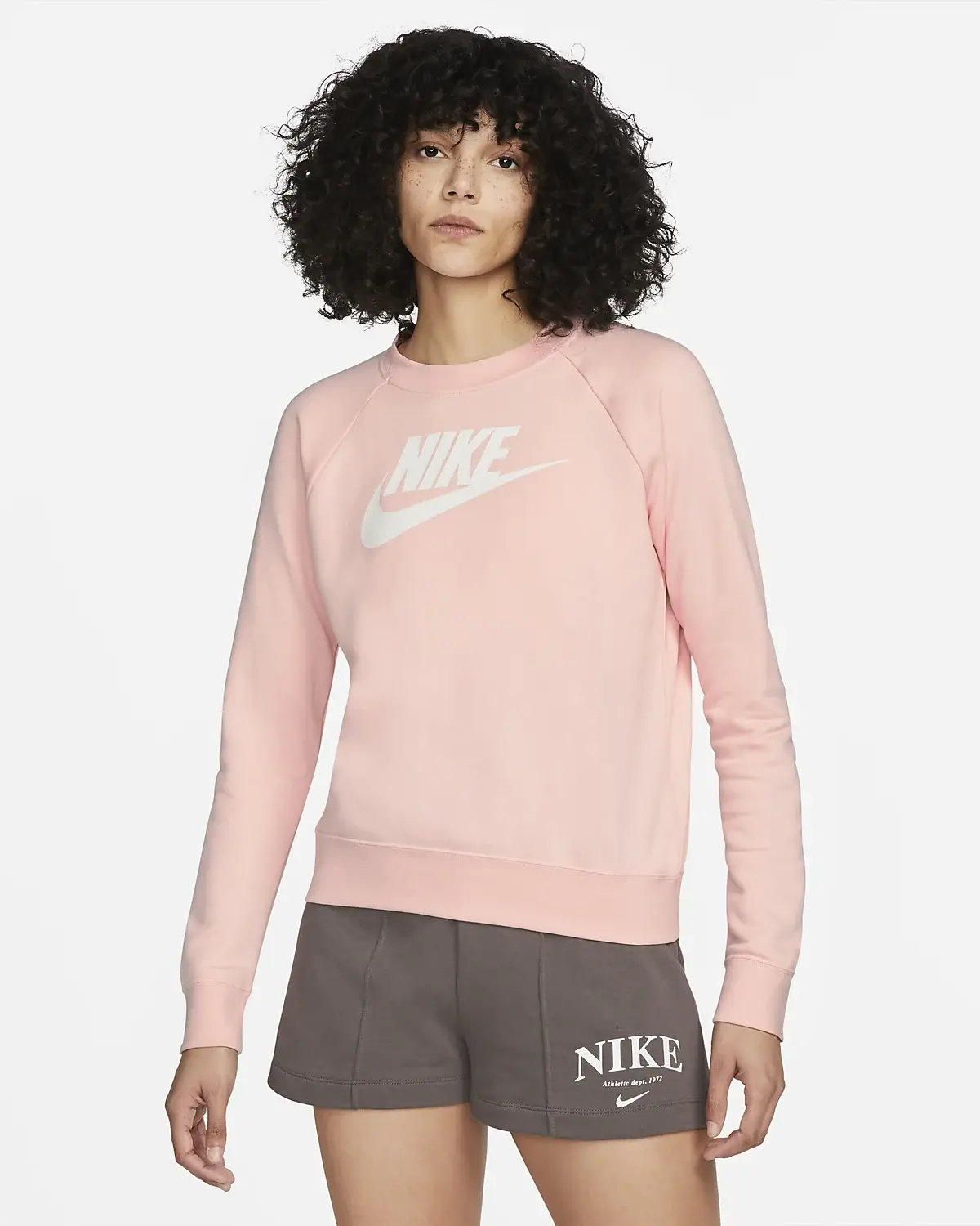 Nike Sportswear Essential. 1