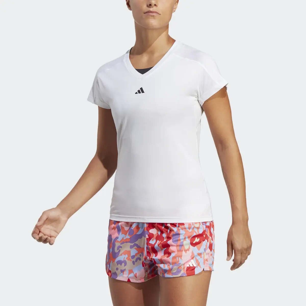 Adidas Playera Minimalista AEROREADY Train Essentials Cuello en V. 1