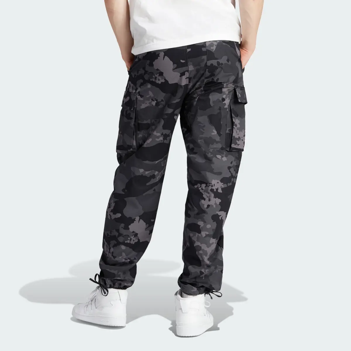 Adidas Pantalon cargo graphique imprimé camouflage. 2