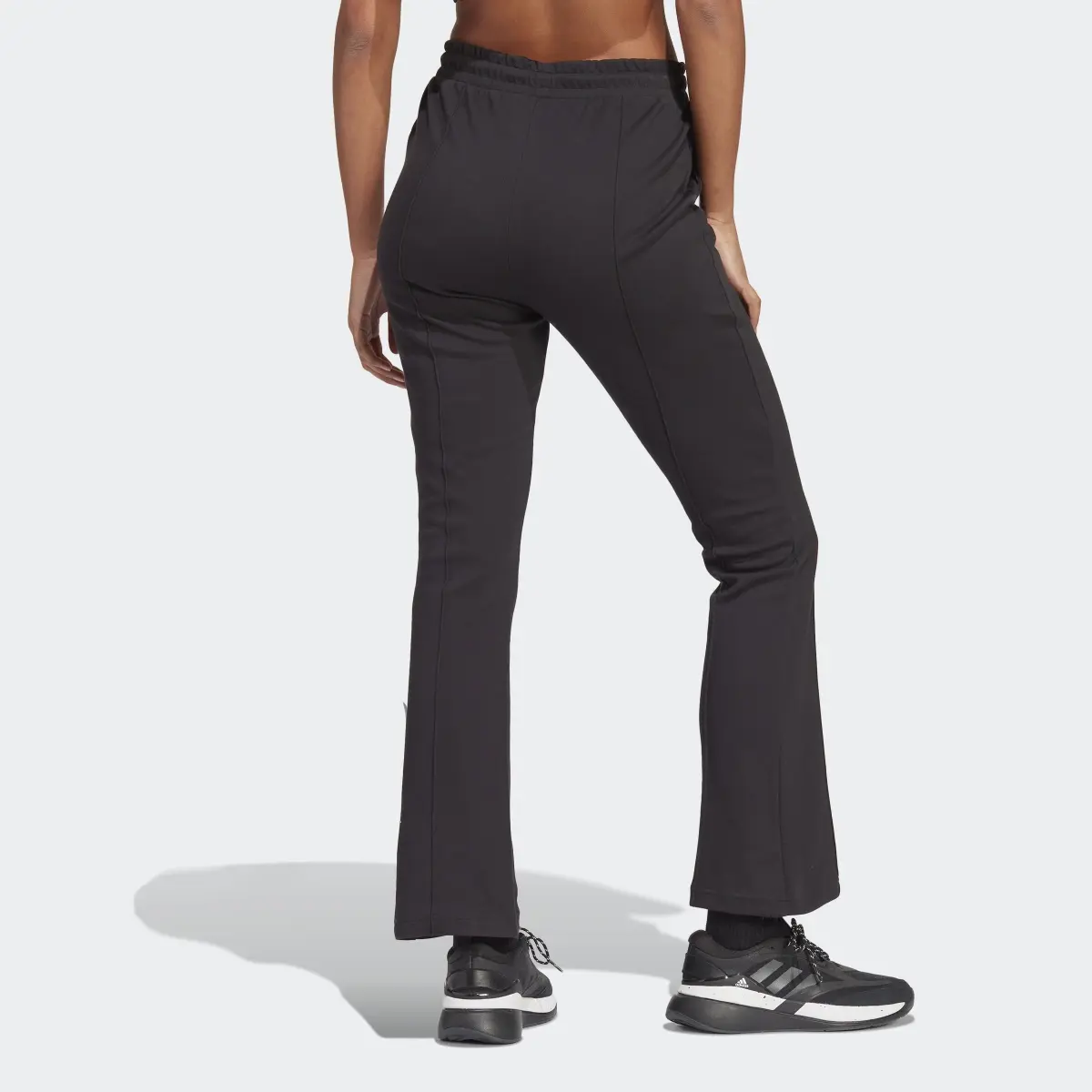 Adidas Pantalon taille haute avec jambes évasées et imprimé adidas intégral. 2