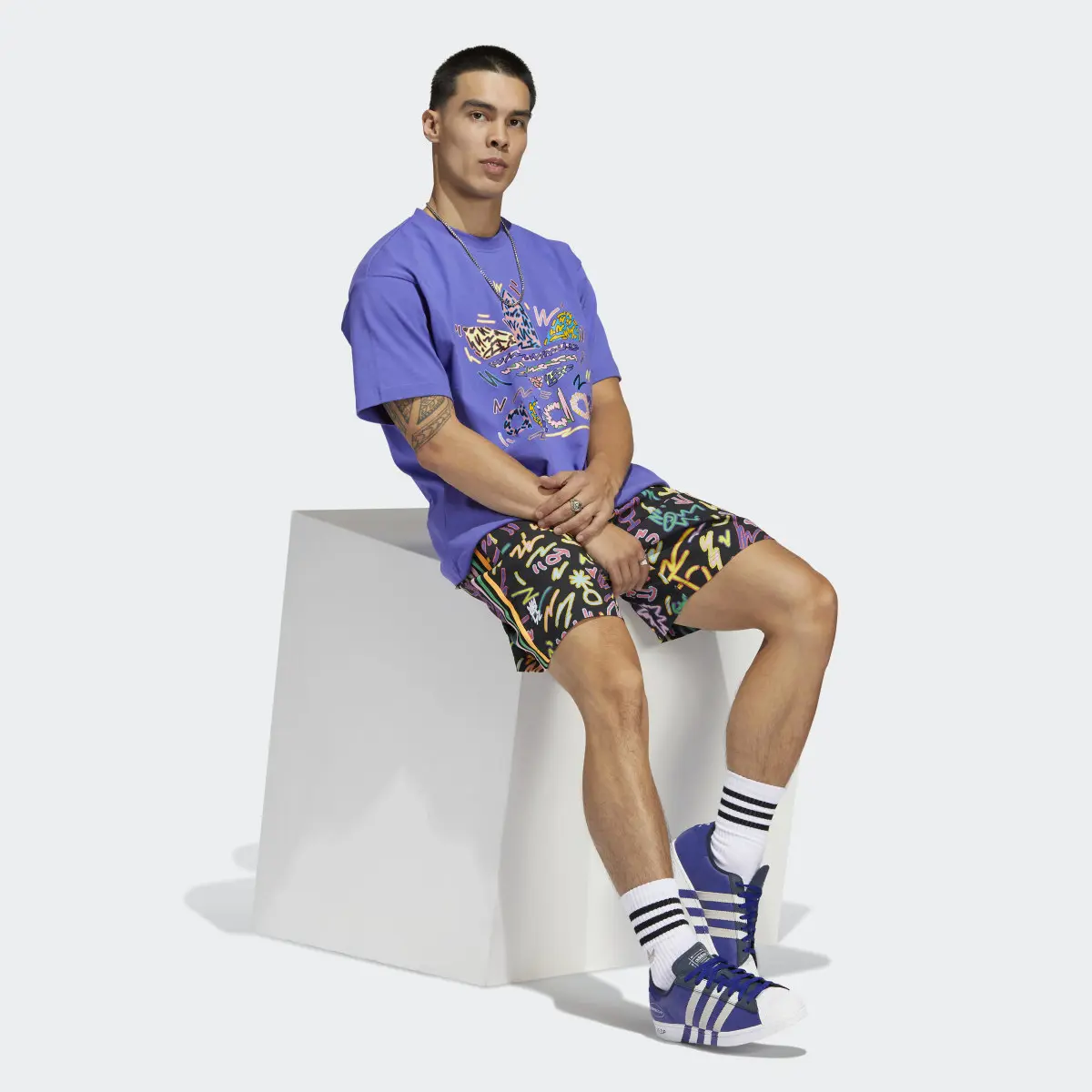 Adidas Short en toile imprimée Love Unites Doodle (Non genré). 3 Adidas Short en toile imprimée Love Unites Doodle (Non genré). 3
