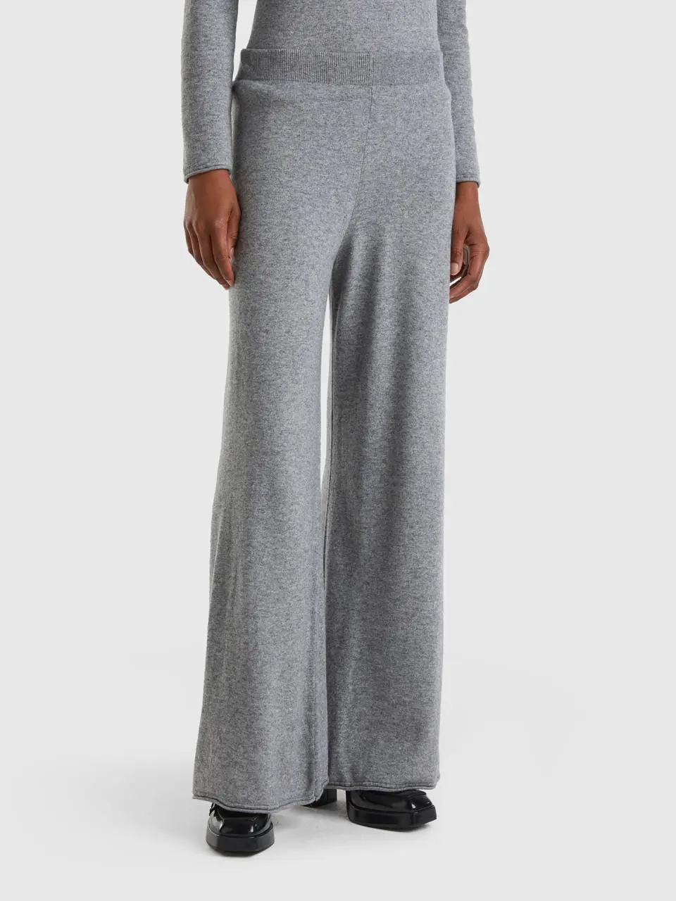 Benetton light gray wide leg trousers in cashmere and wool blend. 1