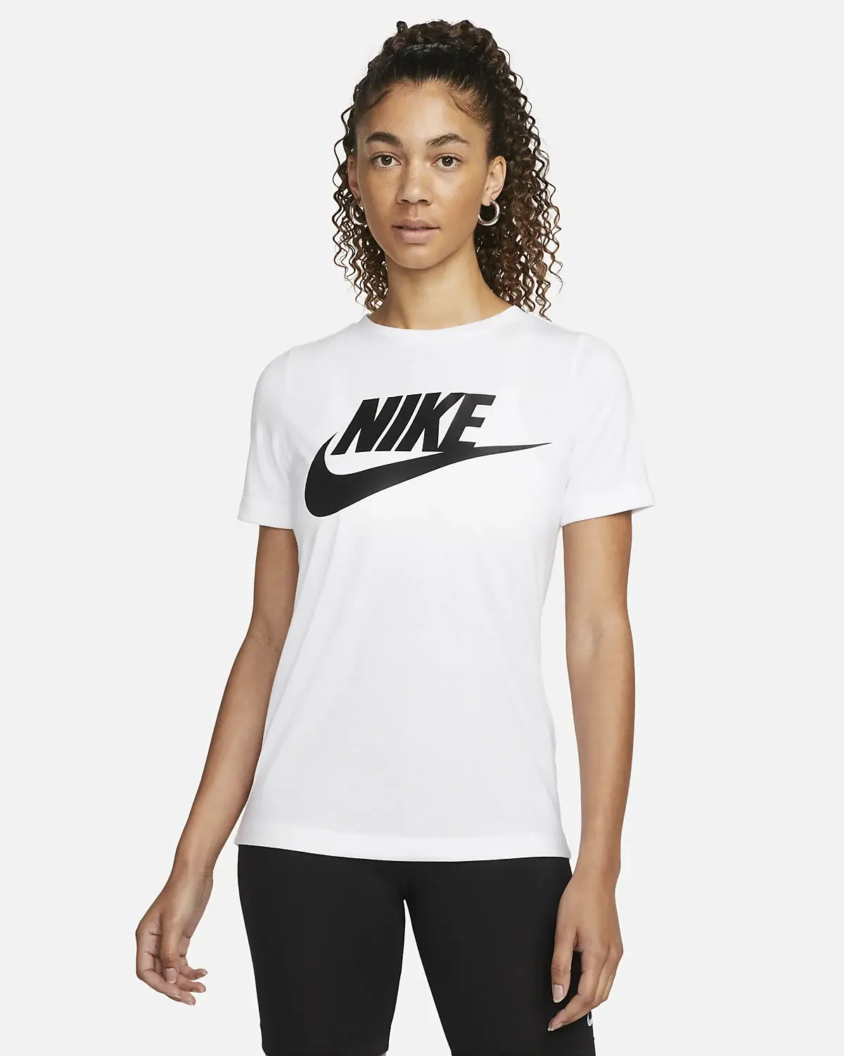 Nike Sportswear Essential. 1