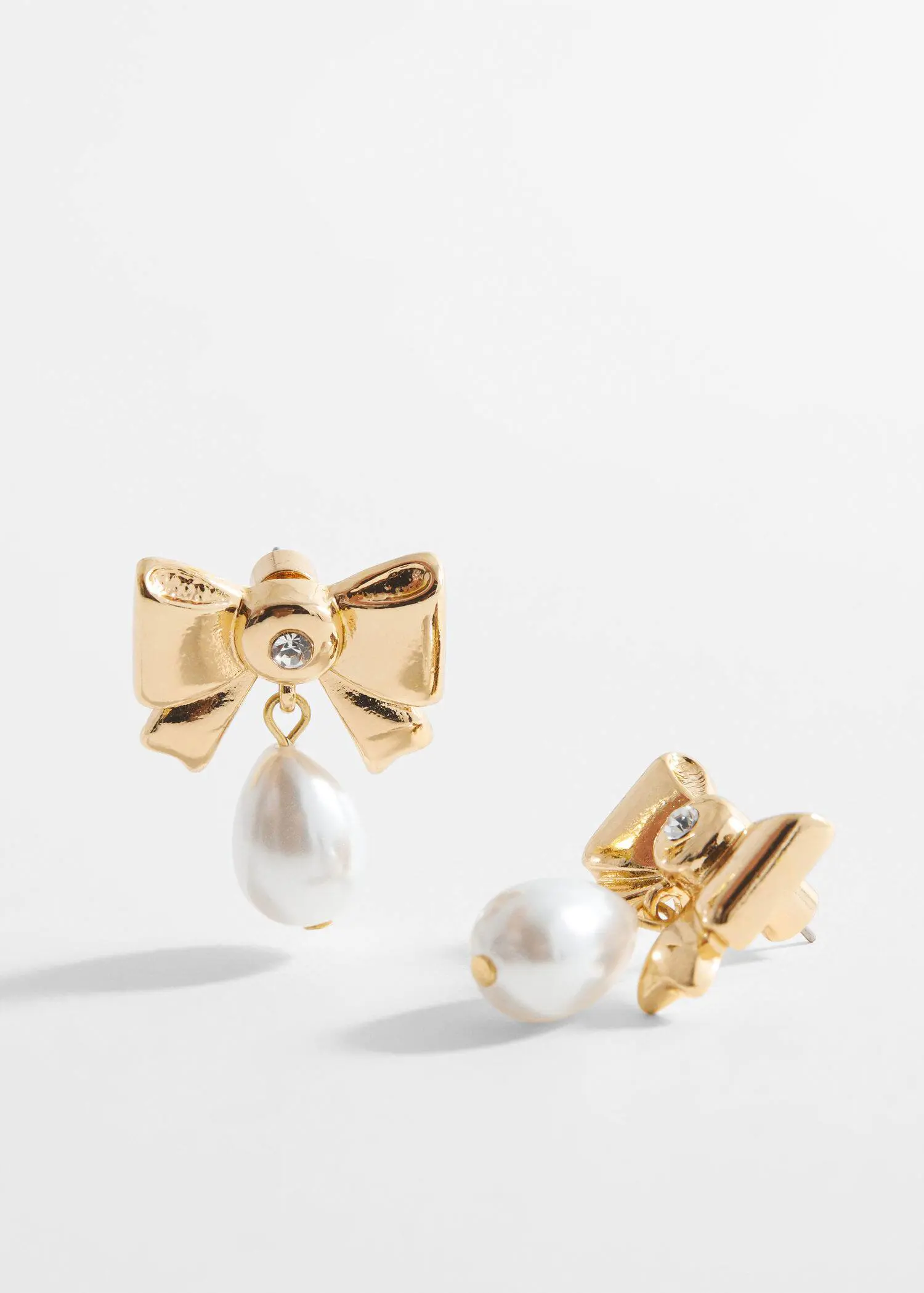 Mango Pearl detail bow earrings. 1