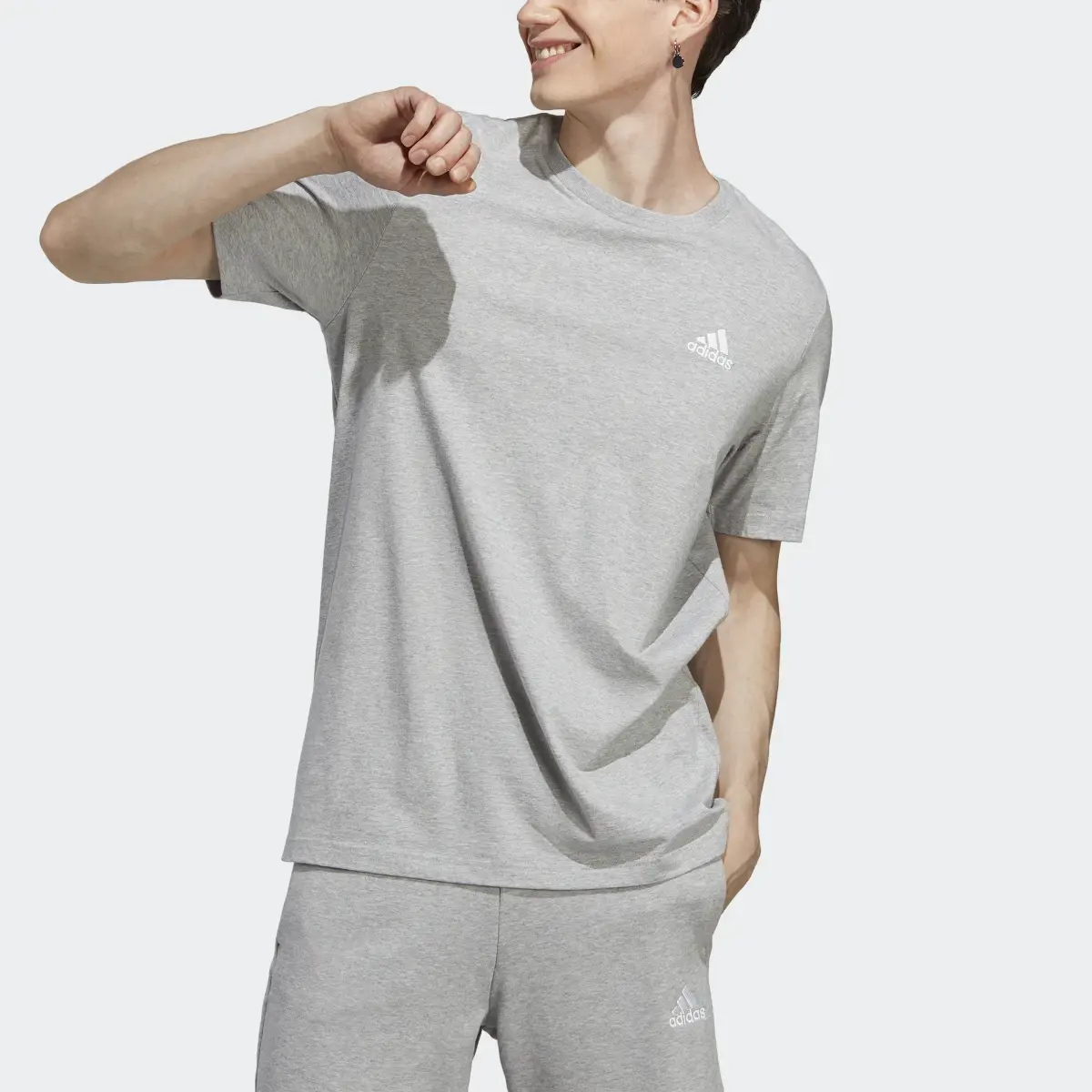 Adidas T-shirt em Jersey Simples Essentials. 1