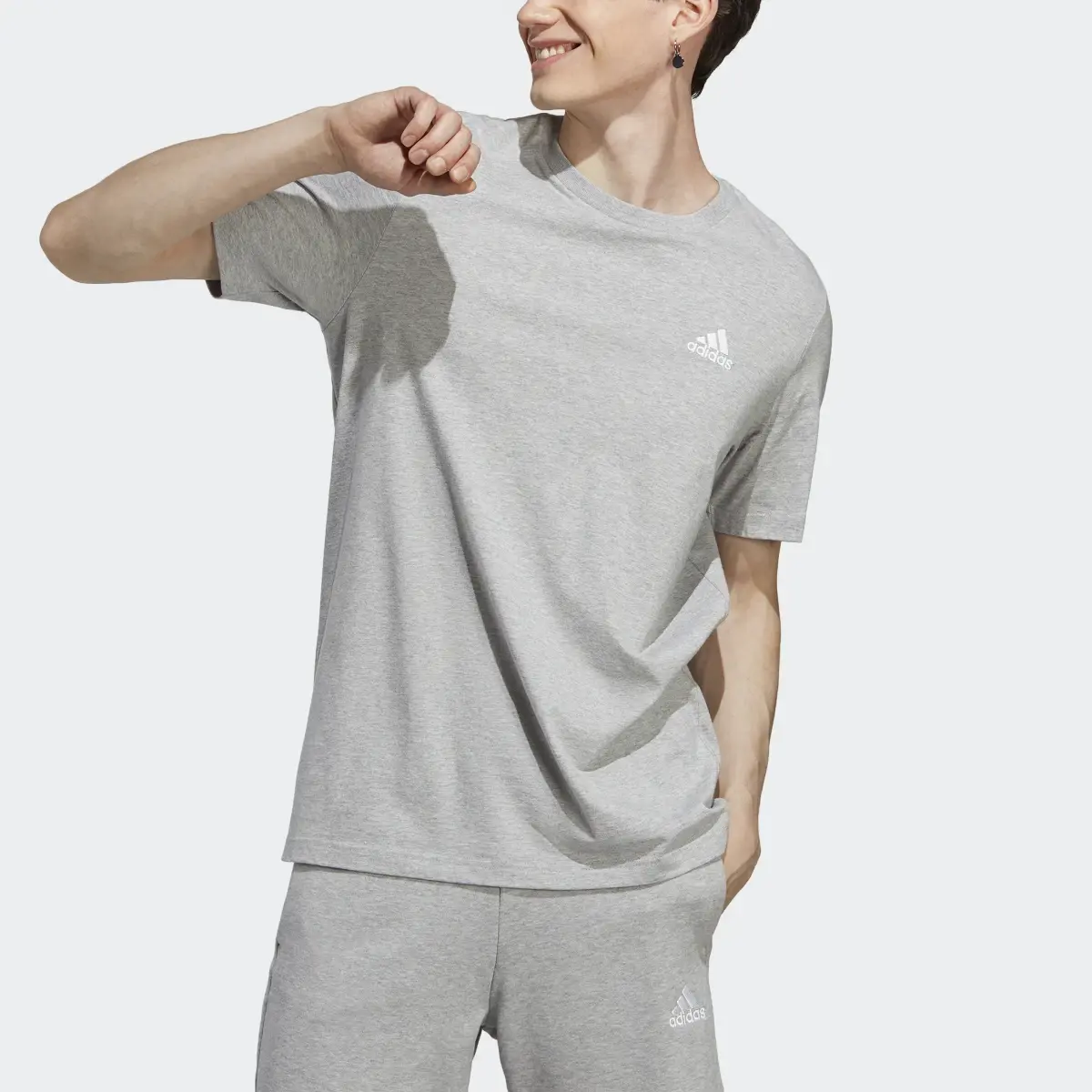 Adidas T-shirt en jersey à petit logo brodé Essentials. 1