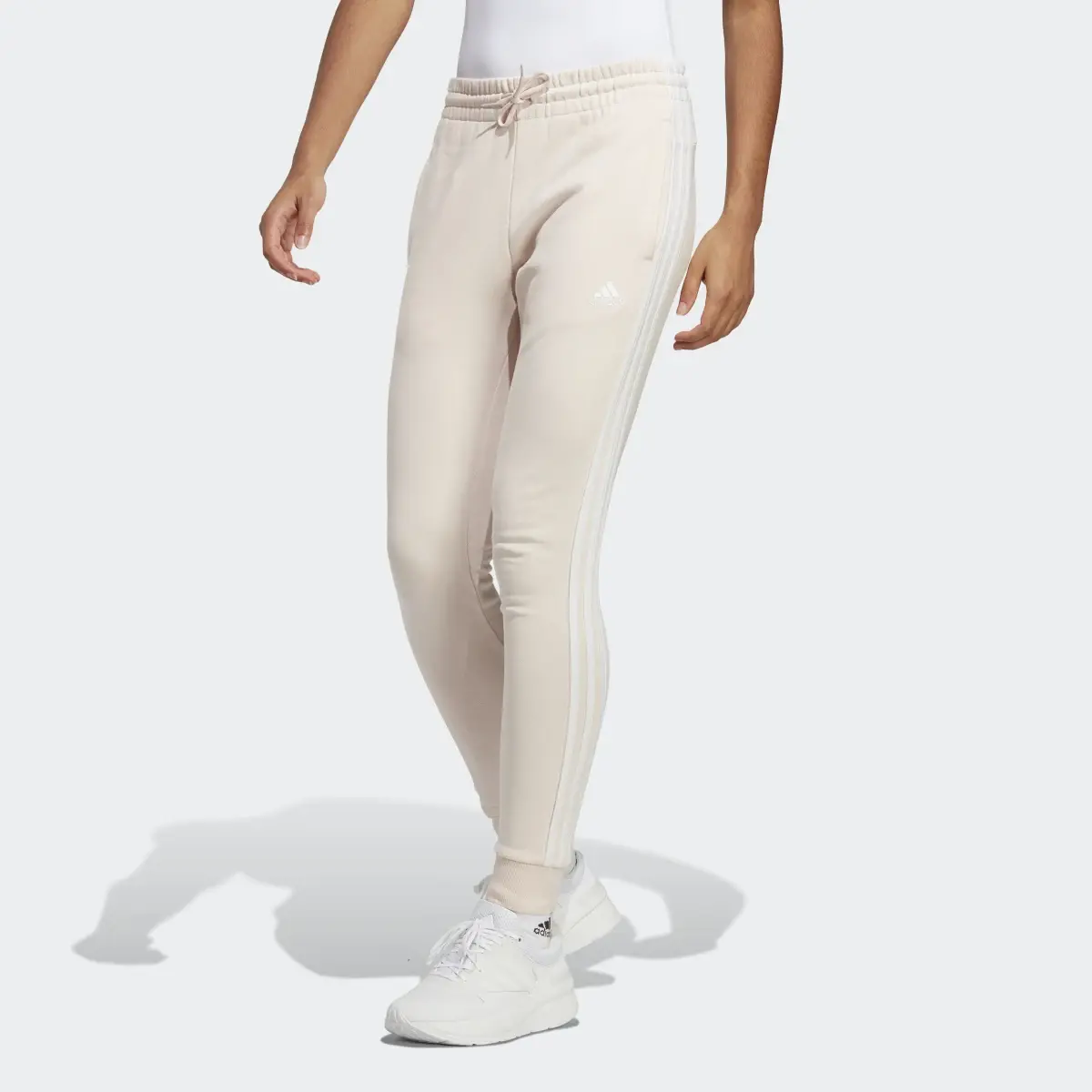 Adidas Pantalon fuselé en molleton à 3 bandes Essentials. 1