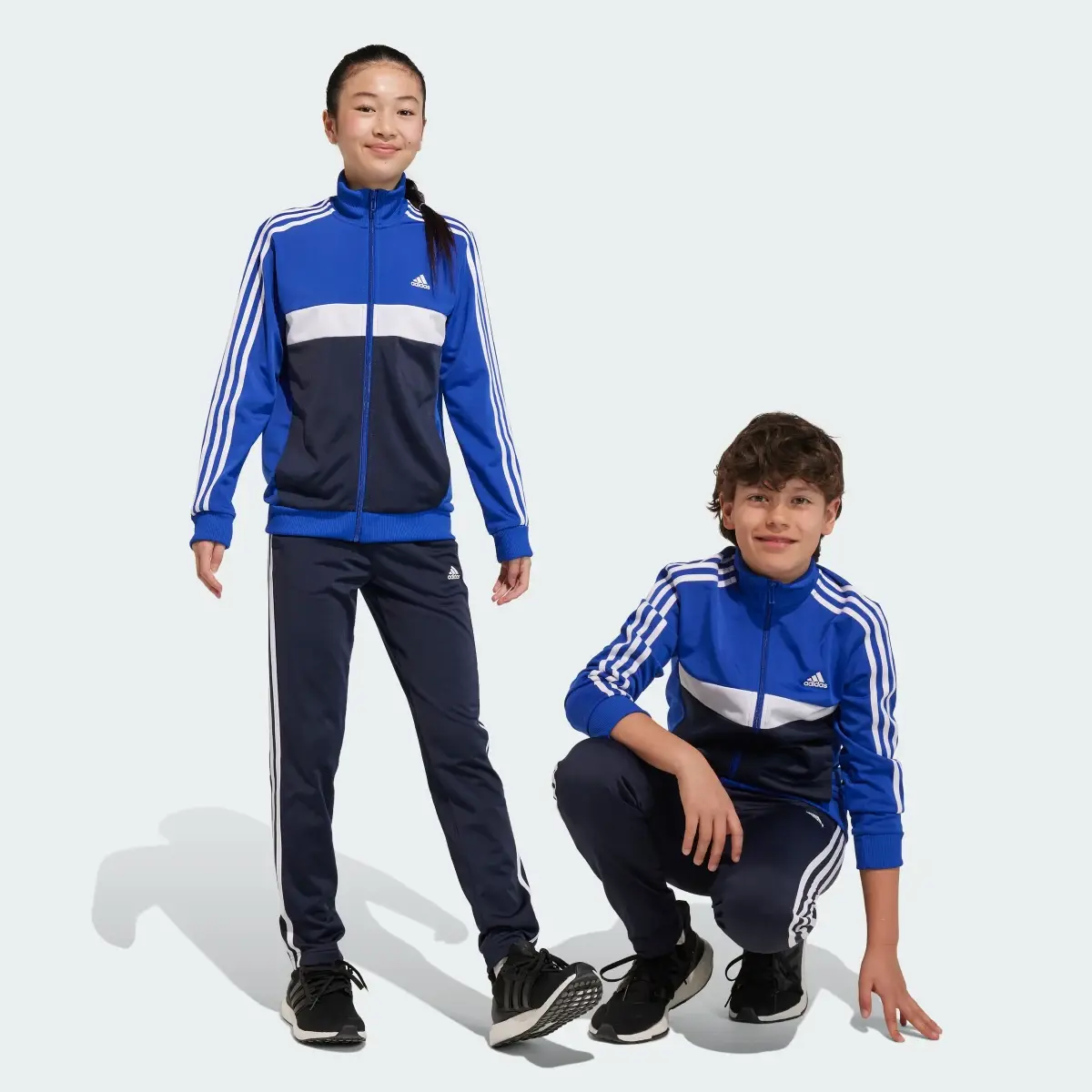 Adidas Essentials 3-Streifen Tiberio Trainingsanzug. 1