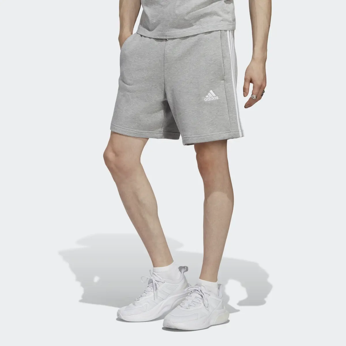 Adidas Short à 3 bandes en moleton Essentials. 1