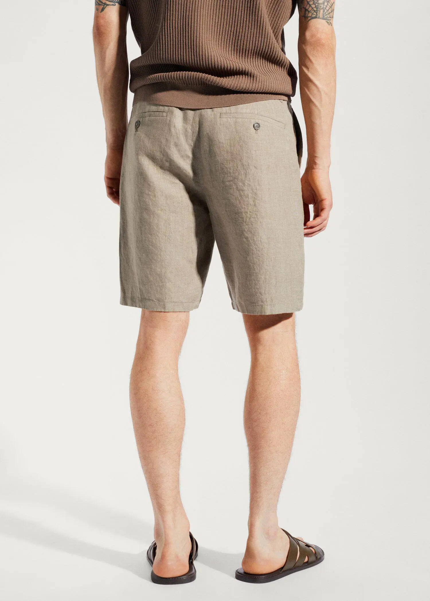 Mango 100% linen shorts. a man wearing a pair of khaki colored shorts. 