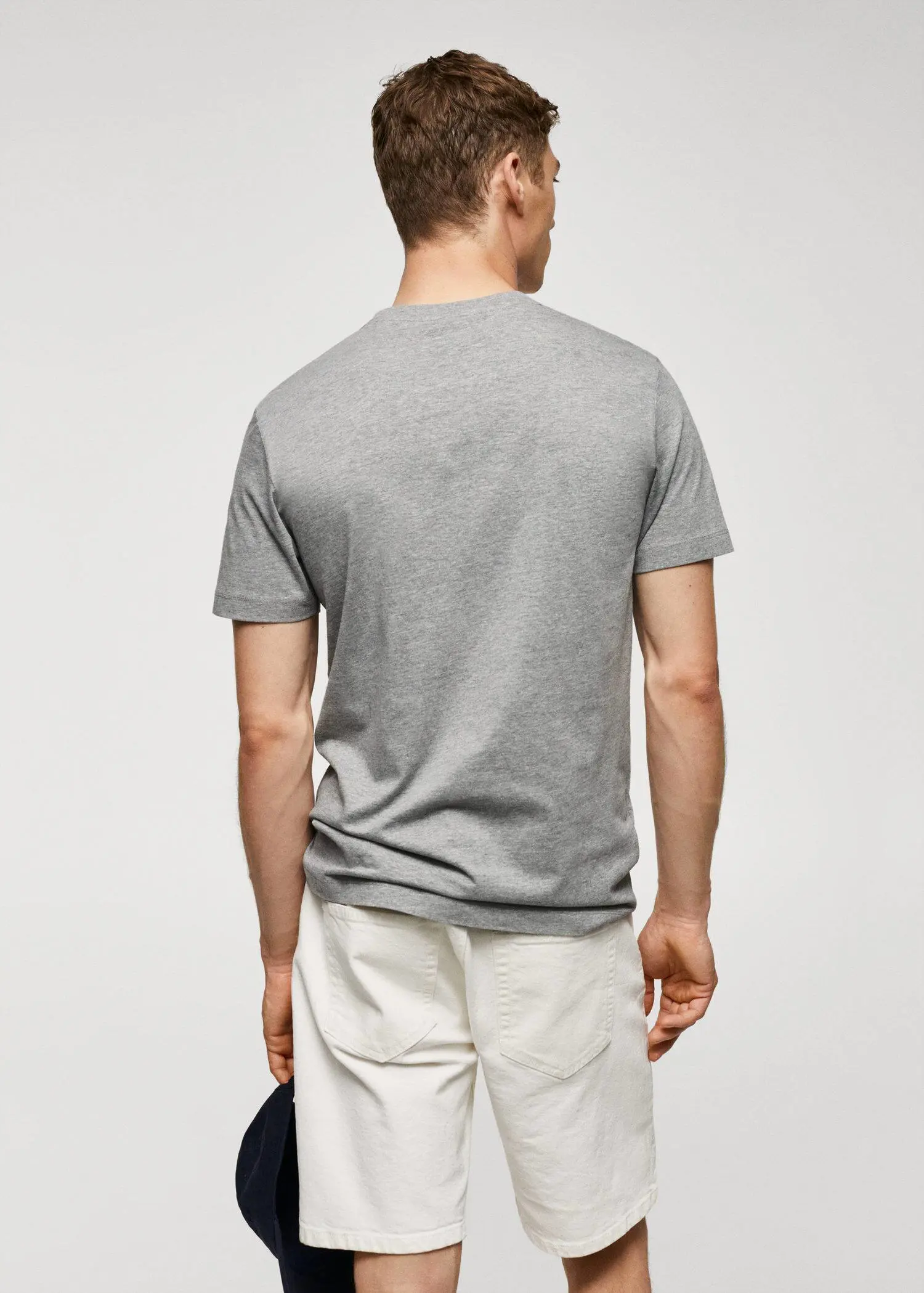 Mango Basic cotton stretch T-shirt. a man in a gray shirt is holding a tennis racket. 