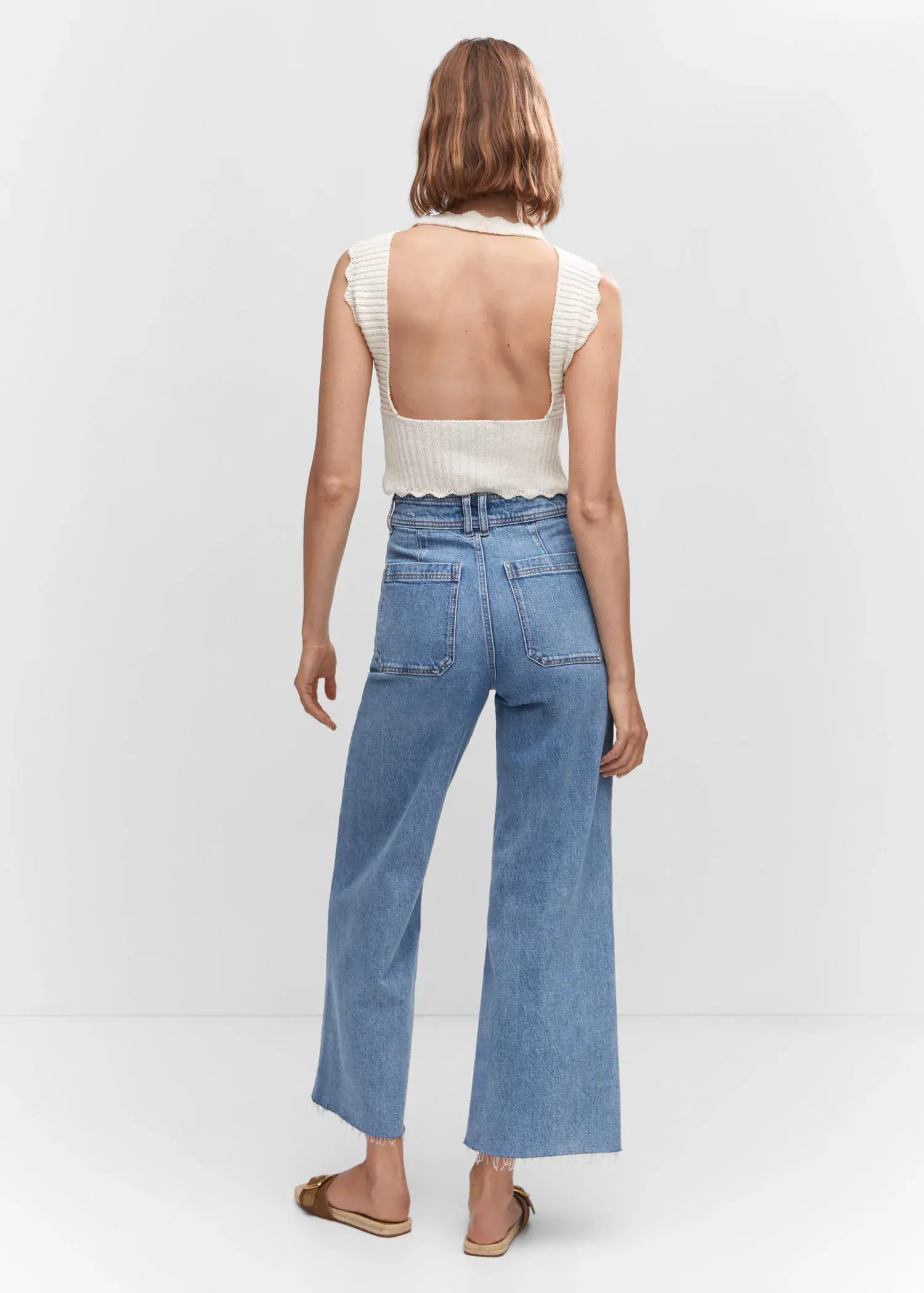 Mango Jeans culotte high waist. a woman wearing a white top and blue jeans. 