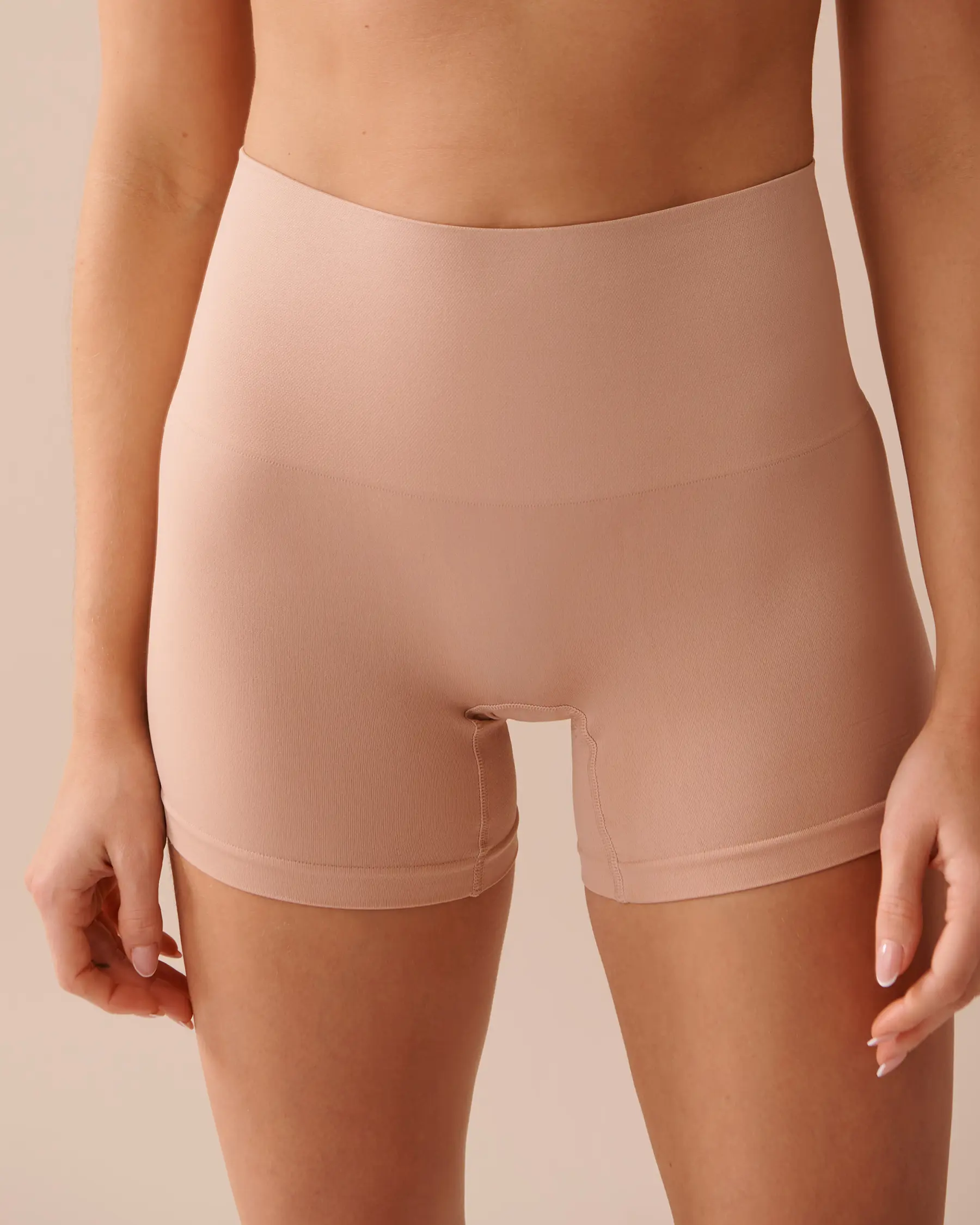 La Vie en Rose Seamless Fabric High Waist Shaping Shorts. 1