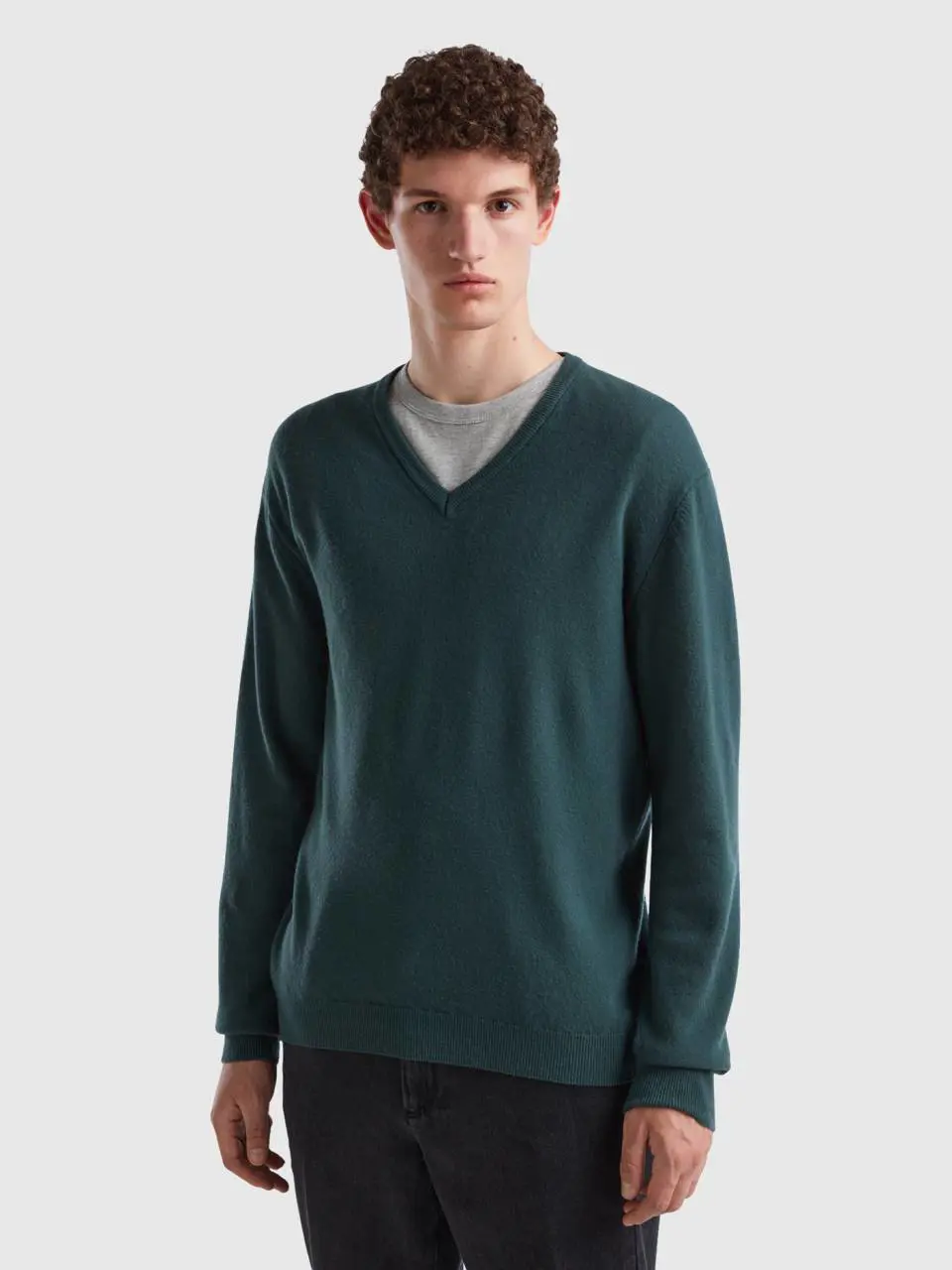Benetton dark green v-neck sweater in pure merino wool. 1