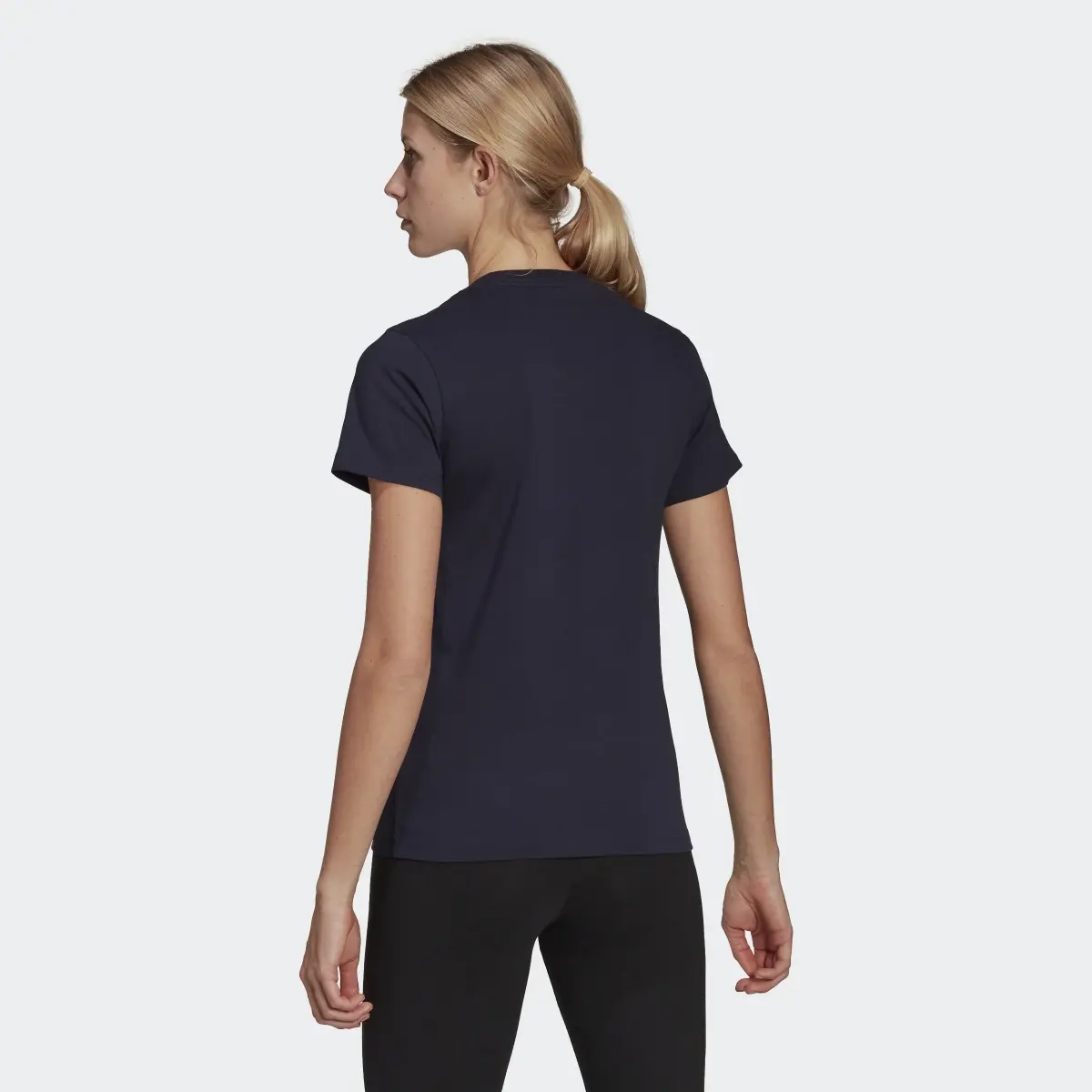 Adidas T-shirt LOUNGEWEAR Essentials. 3