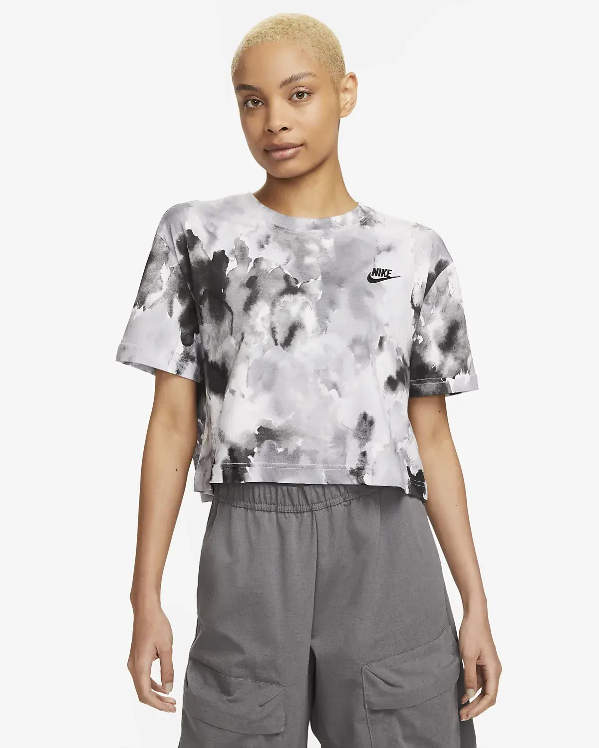 Nike Sportswear Essentials+. 1