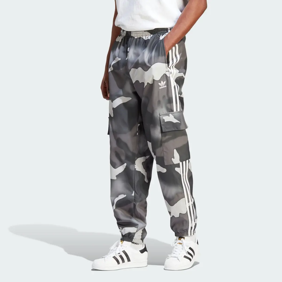 Adidas Pantalon cargo graphique à imprimé camouflage. 1