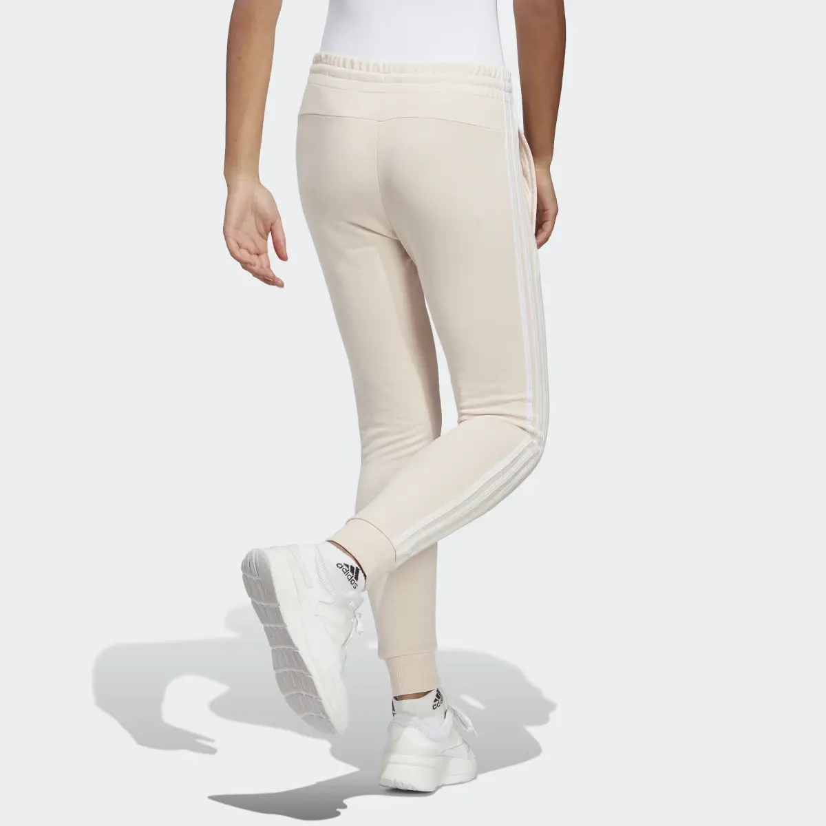 Adidas Pantalon fuselé en molleton à 3 bandes Essentials. 2