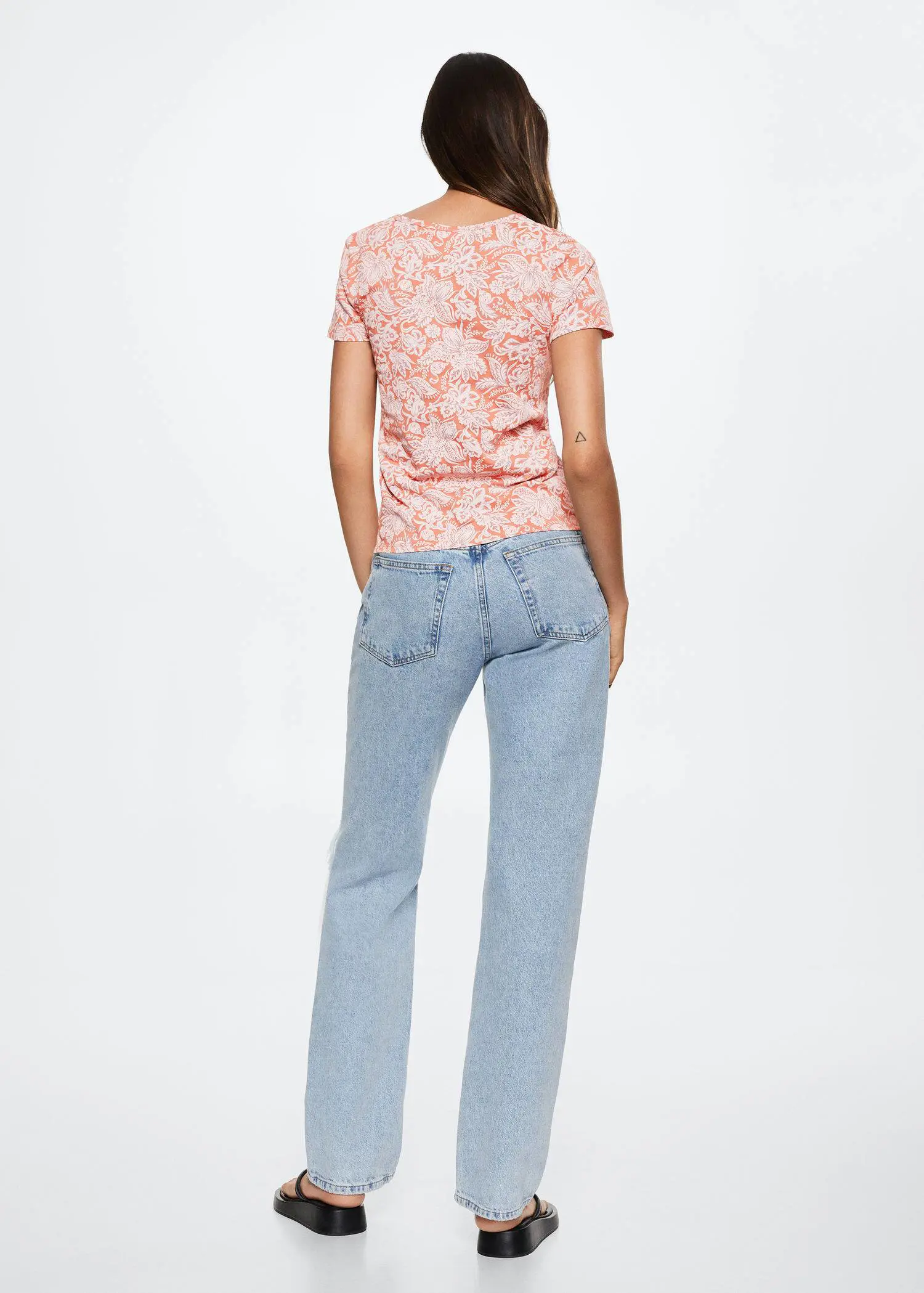 Mango Printed cotton-blend T-shirt. a woman wearing a pink floral shirt and blue jeans. 