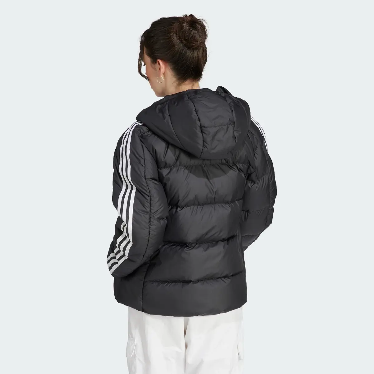 Adidas Chaqueta con capucha Essentials Mid Down 3 bandas. 3