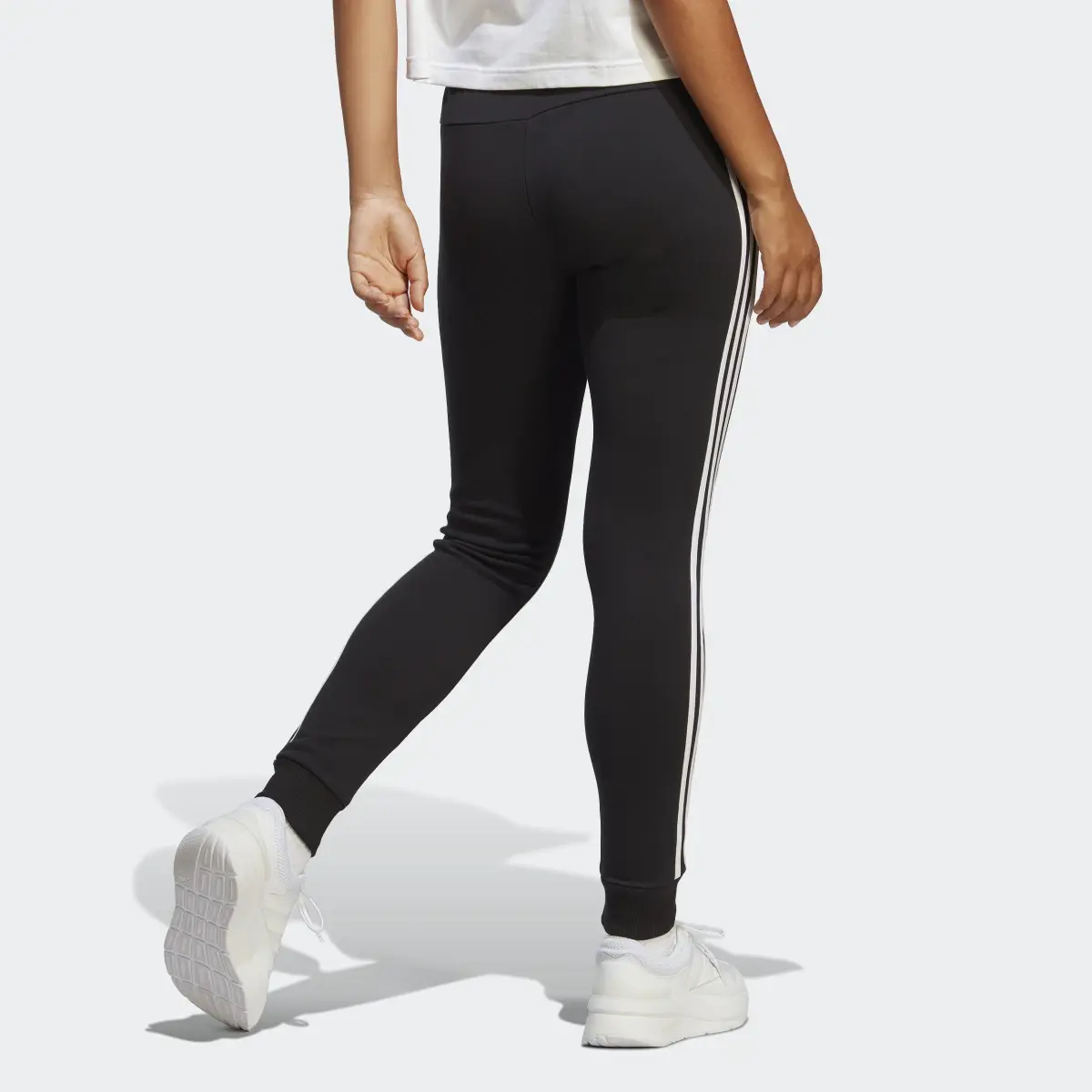 Adidas Pantalon fuselé en molleton à 3 bandes Essentials. 3