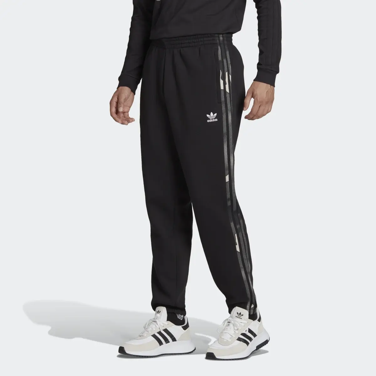 Adidas Pantalon de survêtement graphique à motif camouflage. 1