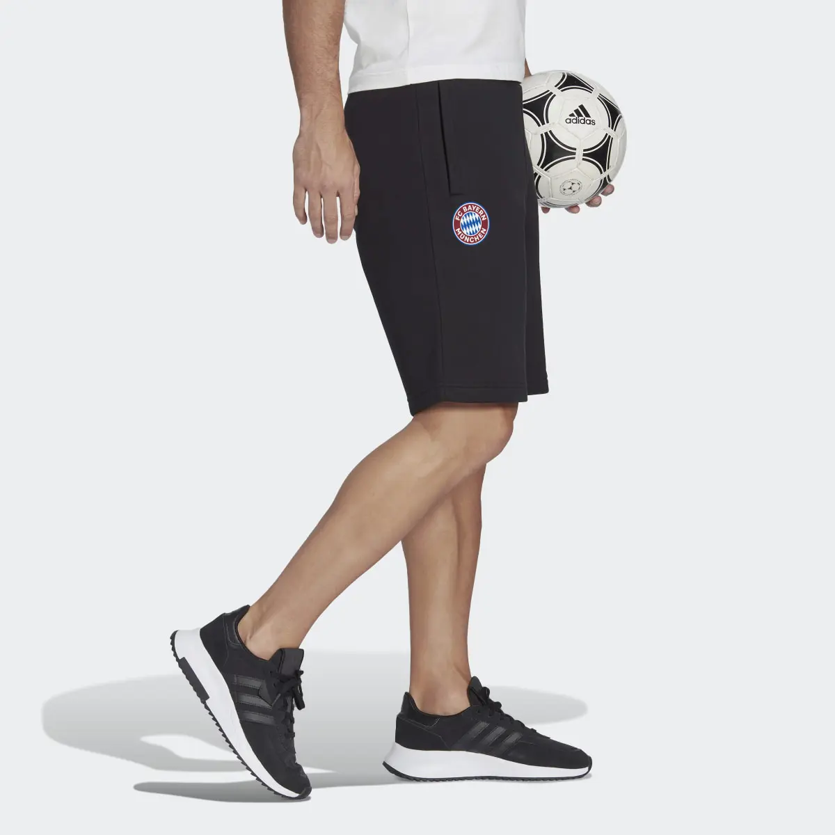 Adidas Short Trèfle FC Bayern Essentials. 3