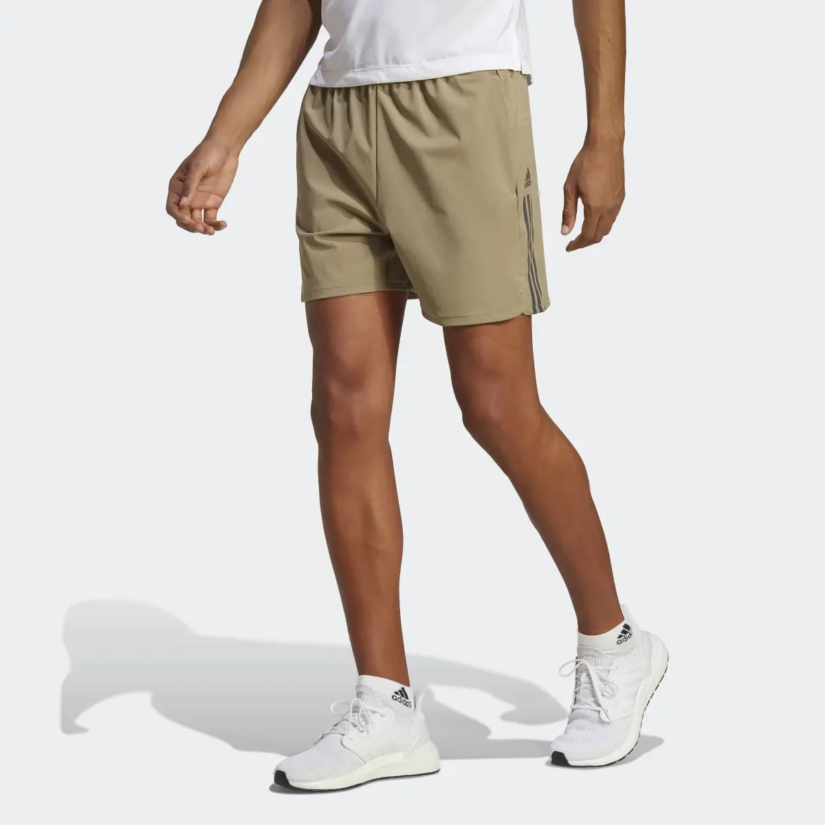 Adidas Short en toile zippé AlphaStrength. 1