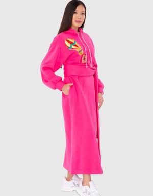 Nakış İşlemeli Kapuşonlu Seyyar Kuşak Detaylı Şardonlu Elbise