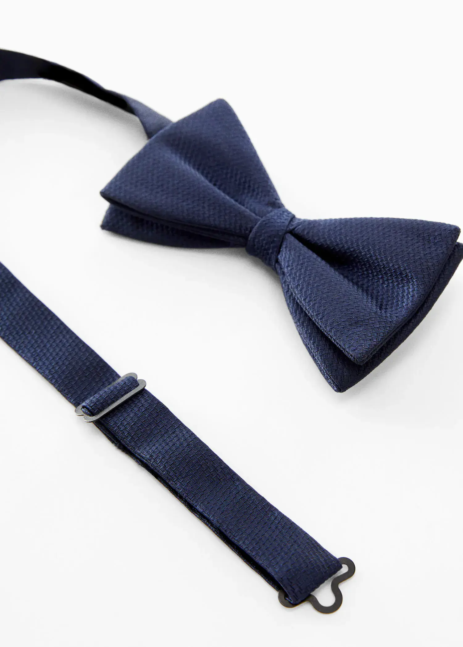 Mango Classic bow tie with microstructure. 1