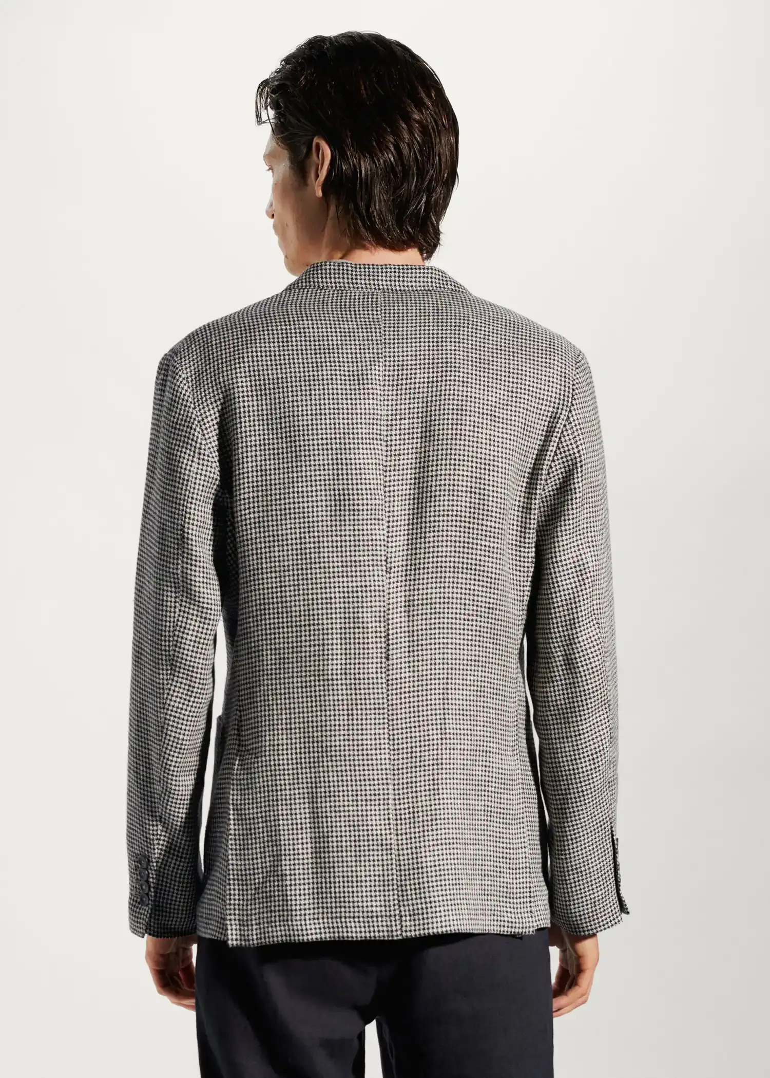 Mango 100% linen micro-houndstooth jacket. a man wearing a suit and a tie. 