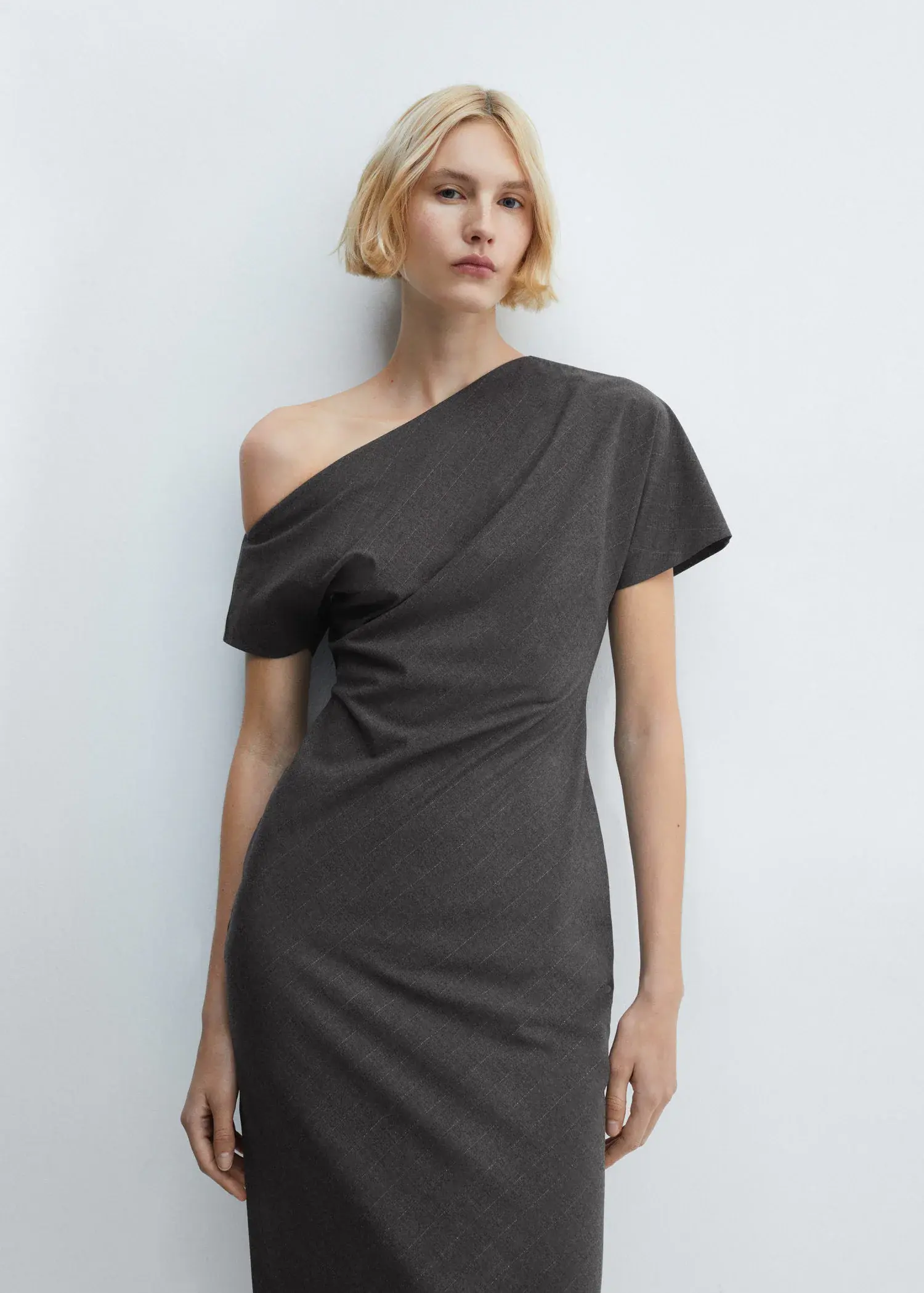 Mango Asymmetrisches Kleid mit Seitenschlitz. 2