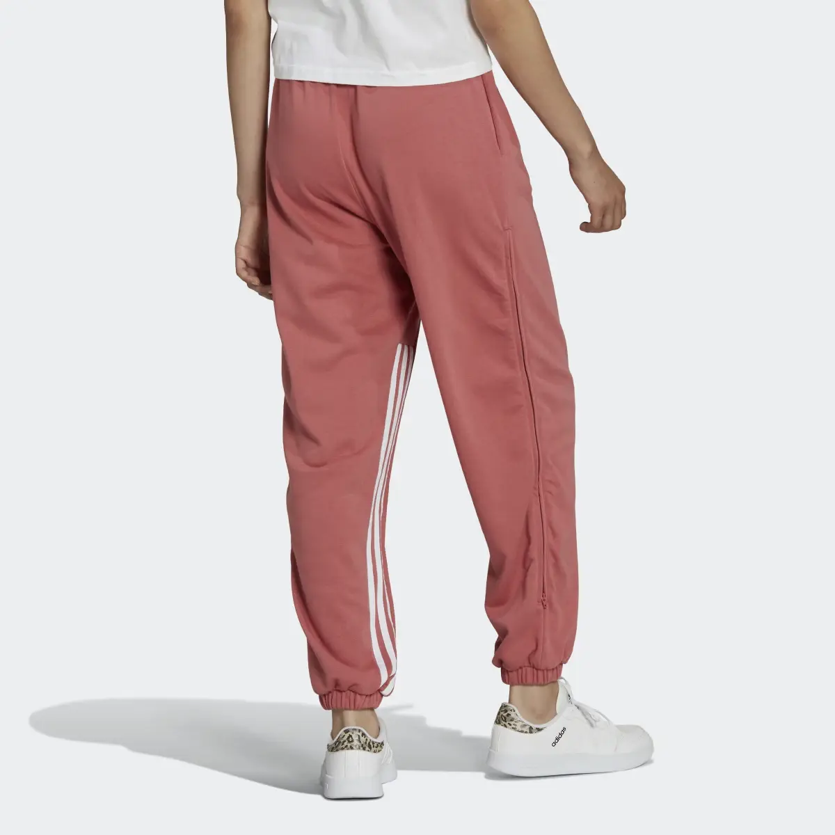 Adidas Pantaloni jogger Hyperglam 3-Stripes Oversized Cuffed with Side Zippers. 2