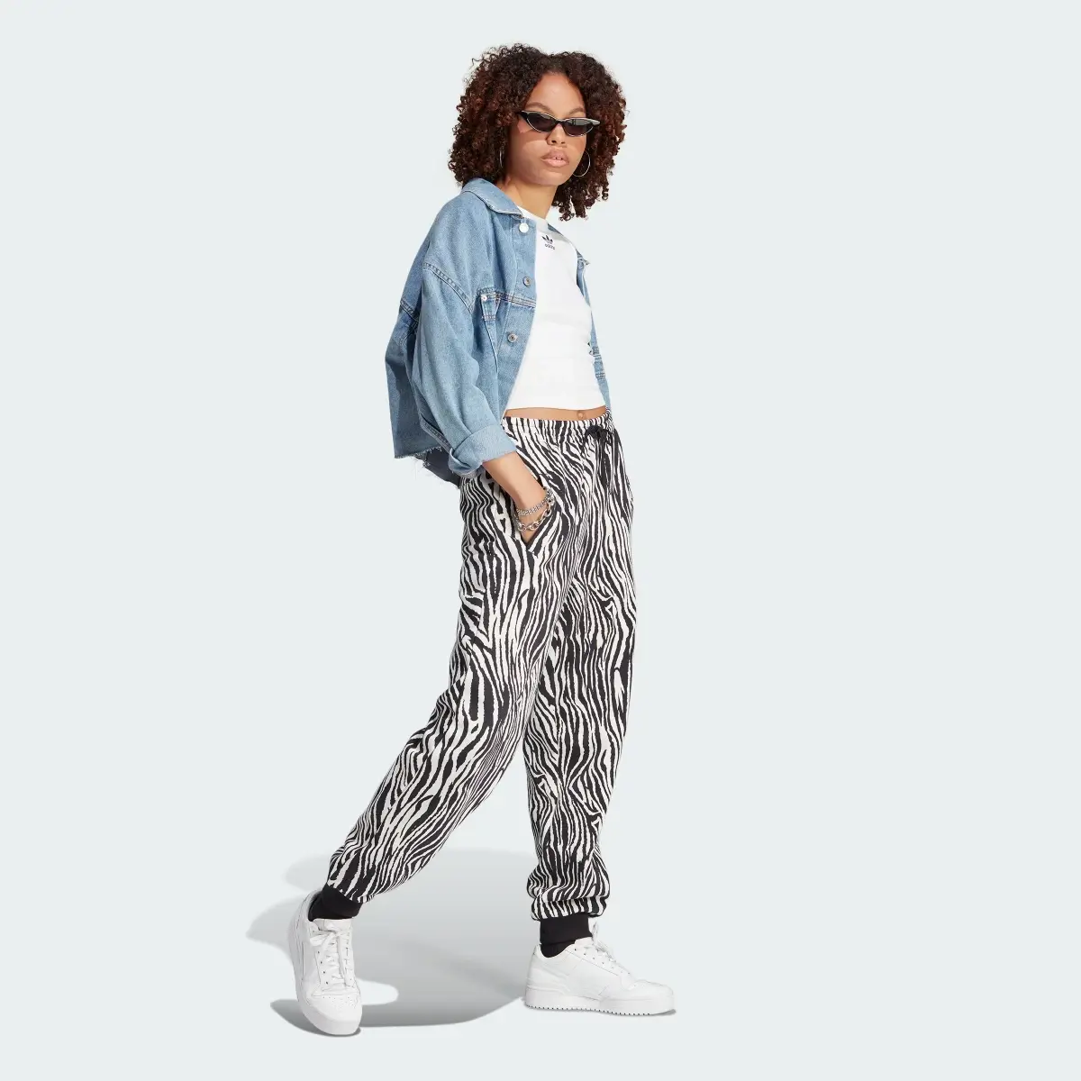 Adidas Pantaloni Allover Zebra Animal Print Essentials Joggers. 3