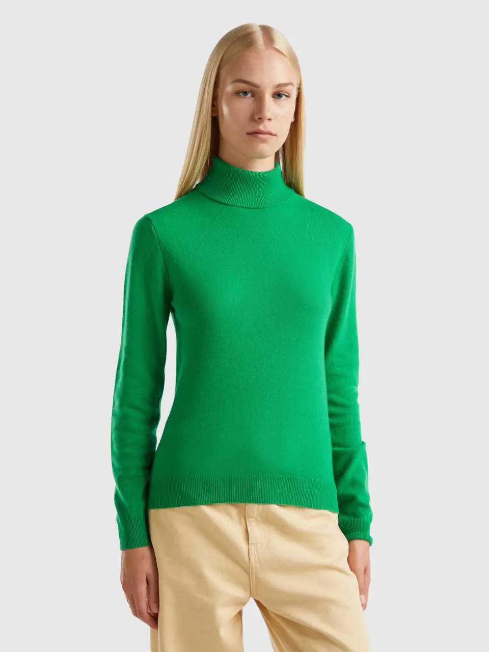 Benetton green turtleneck in pure merino wool. 1
