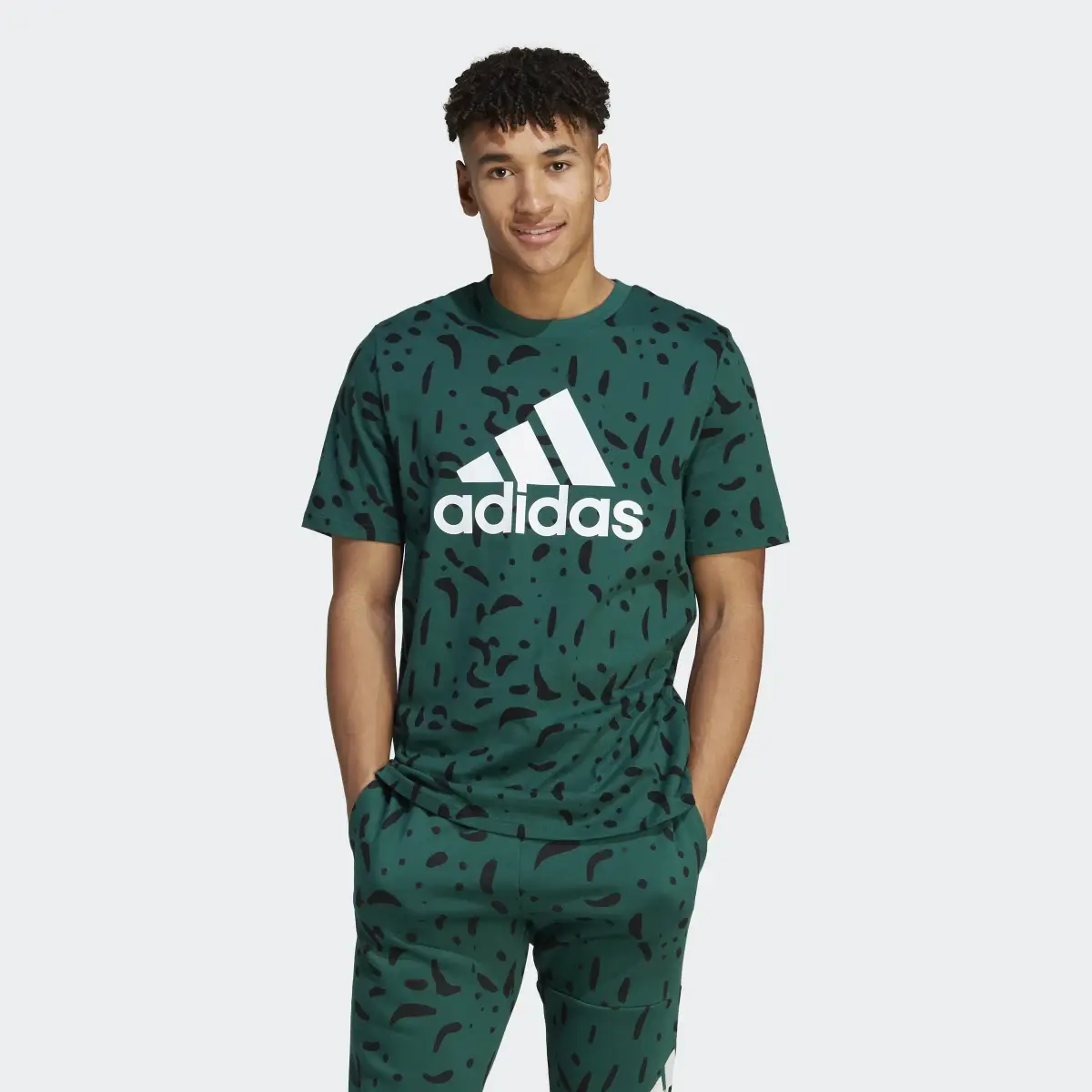 Adidas Playera Essentials Single Jersey Big Logo Allover Print. 2