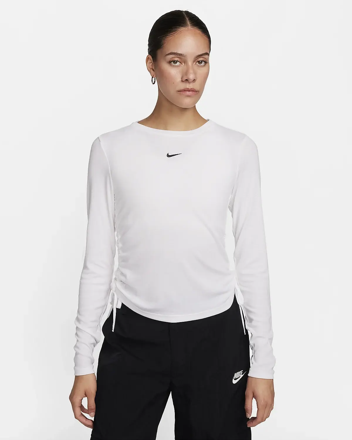 Nike Sportswear Essential. 1