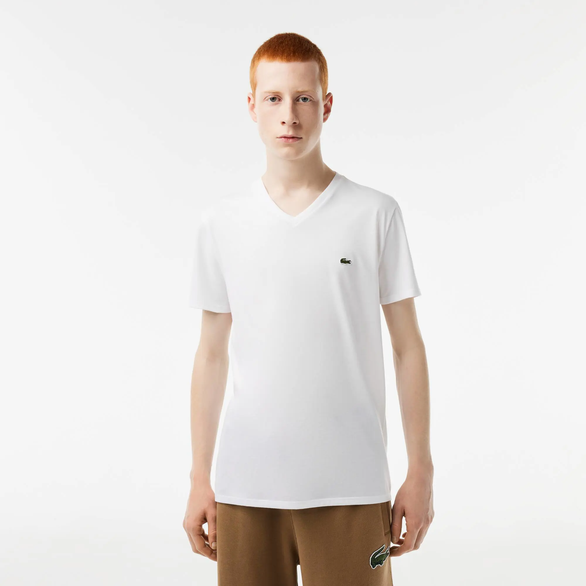 Lacoste T-shirt con collo a V in jersey di cotone Pima tinta unita. 1