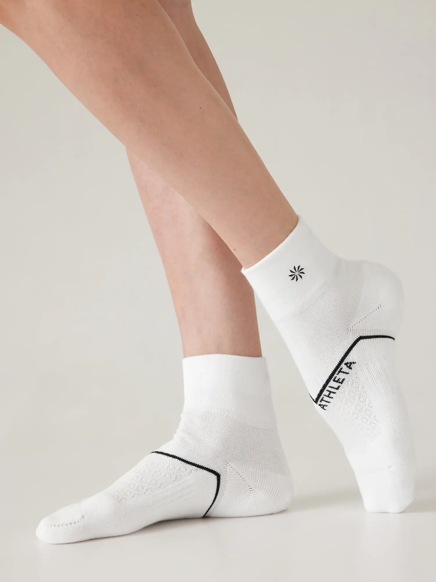 Athleta Everyday Quarter Crew Sock white. 1