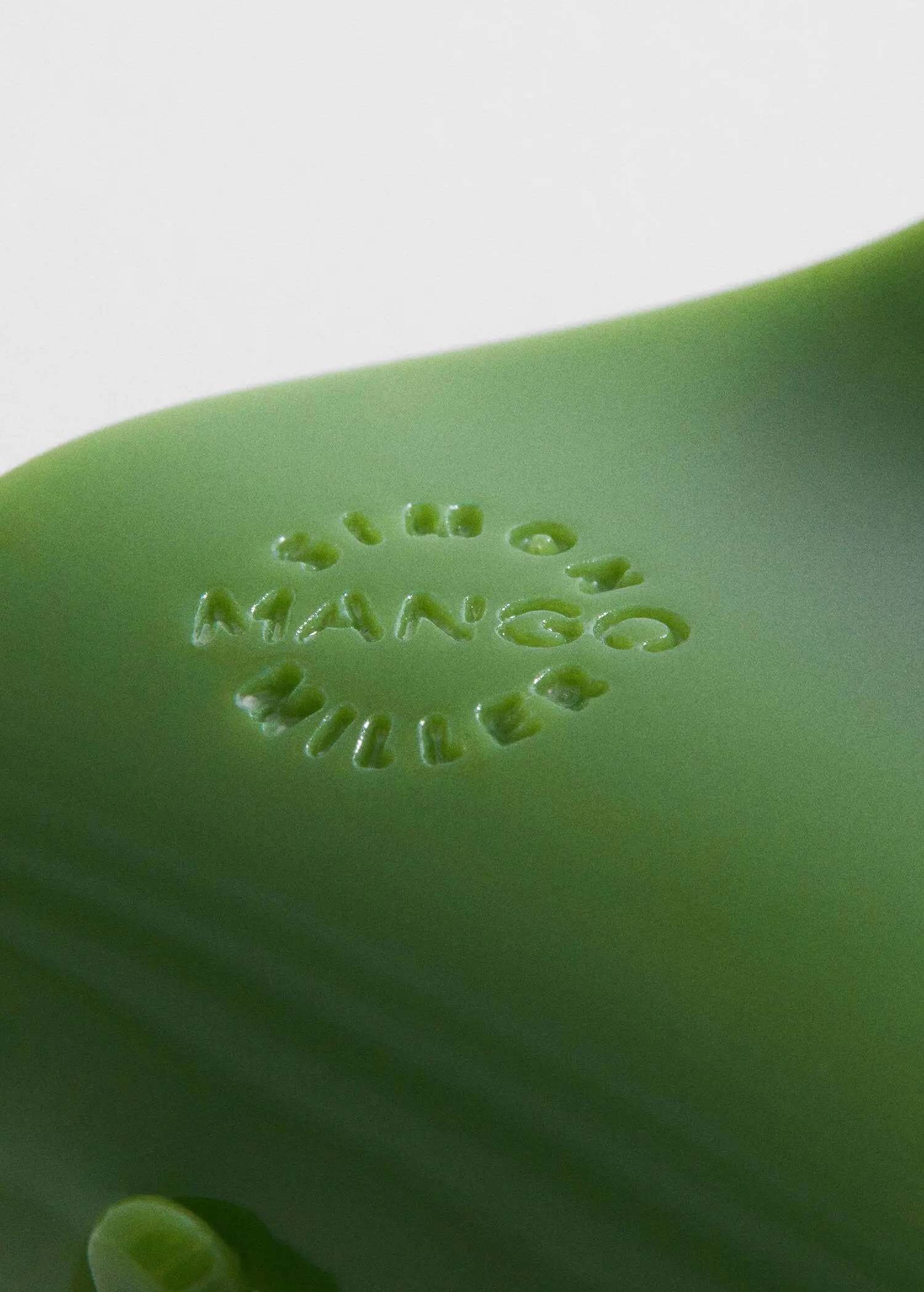 Mango Hair clip with logo. 3